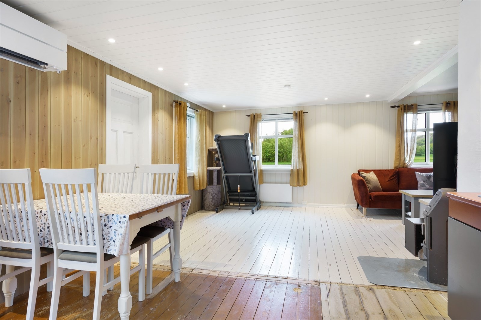 I stue/kjøkkensonen er det montert en varmepumpe fra Mitsubishi på sørøstvendt vegg, og det står også en vedovn av merket Jøtul sentralt plassert mellom kjøkken og stue for ekstra oppvarmingsmuligheter. Galleribilde