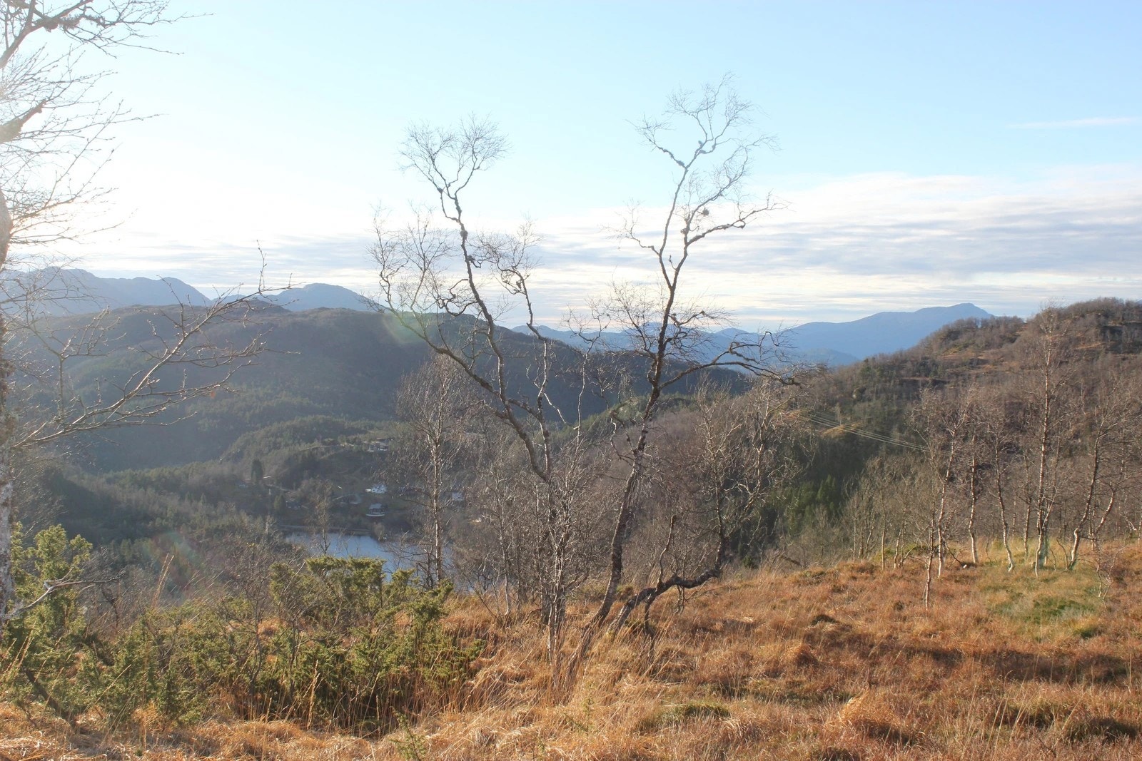 Tomten ligger idyllisk til ved Høysæter, i åssiden øst for Tysse i Samnanger kommune. Galleribilde