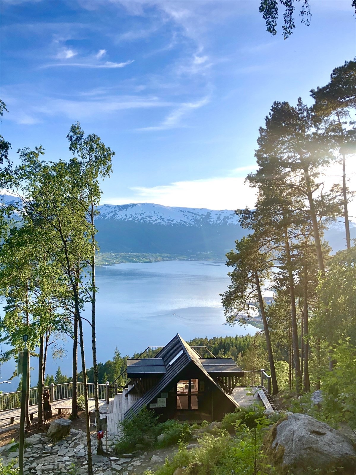 Leilegheita har direkte tilkomst til skog, turvegar, fiskevatn og fjell. Galleribilde