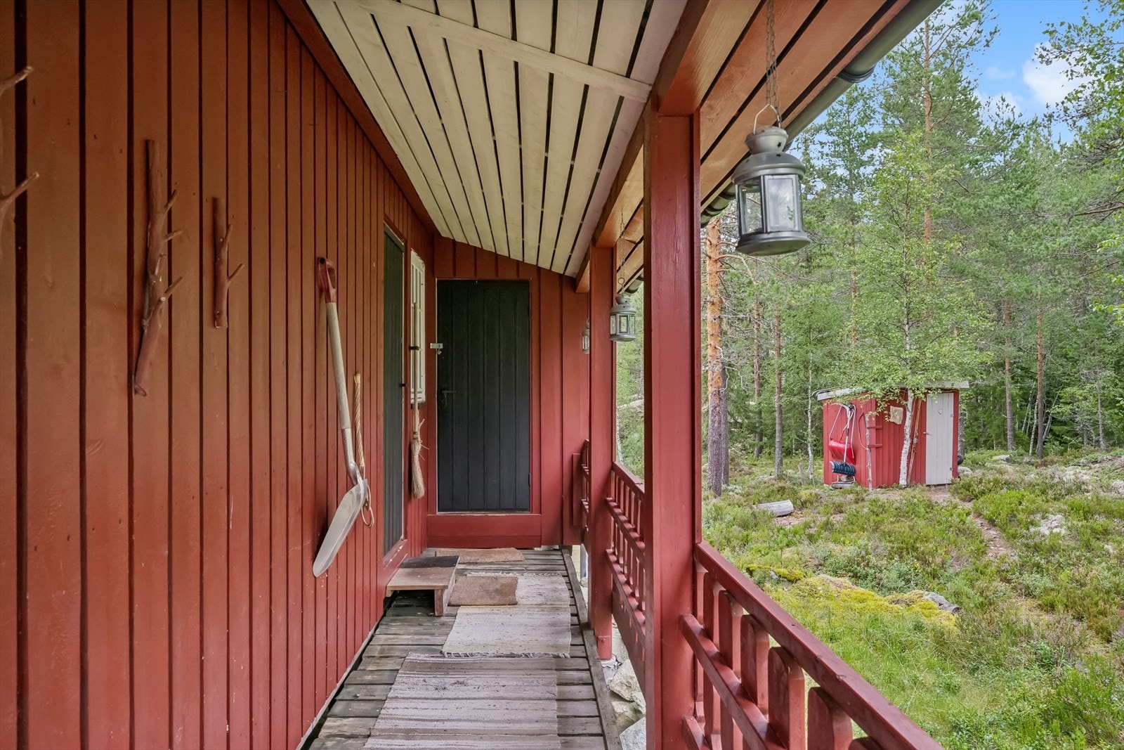 Overbygd inngangsparti og romslig veranda Galleribilde