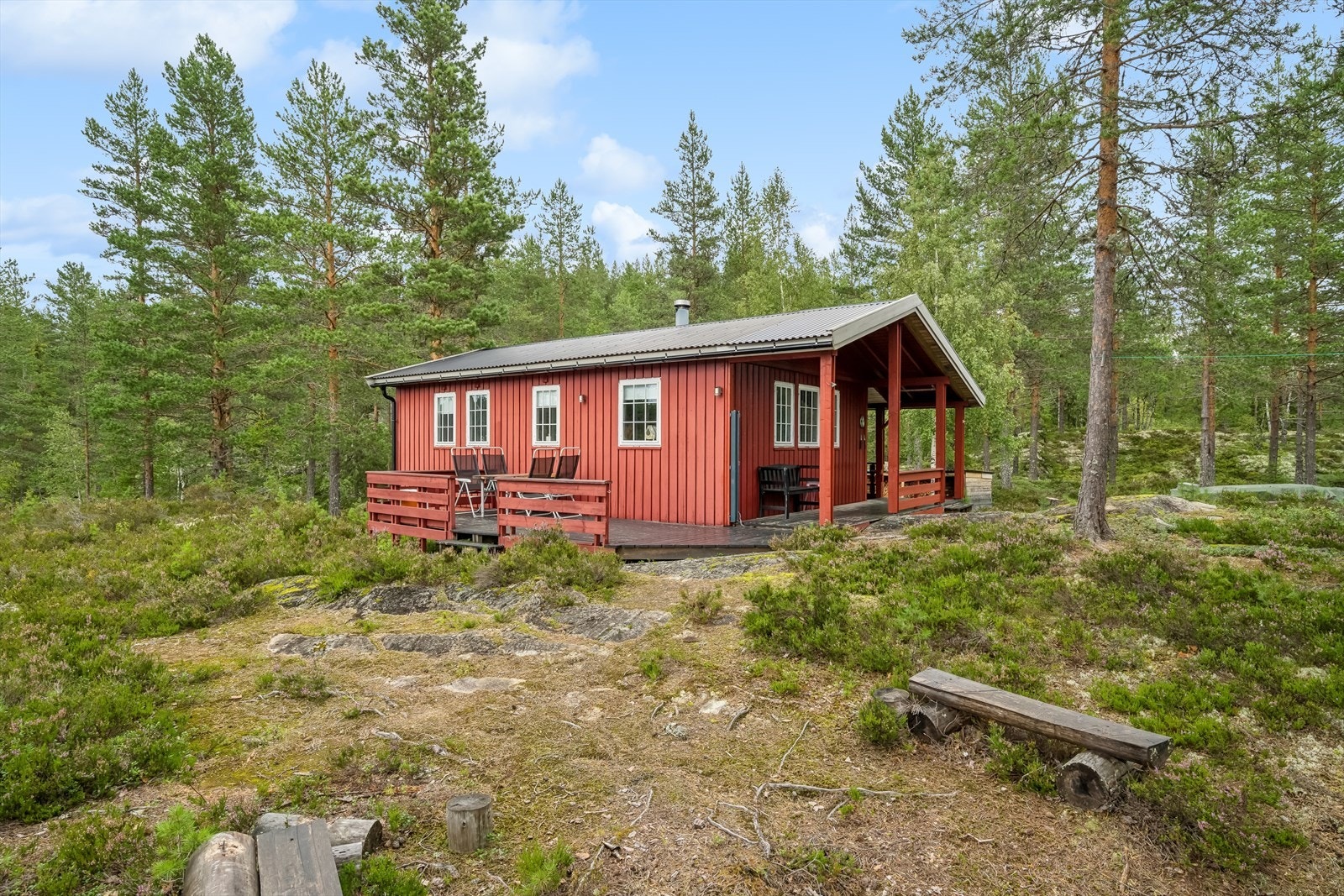 Fin hytte i usjenerte omgivelser Galleribilde