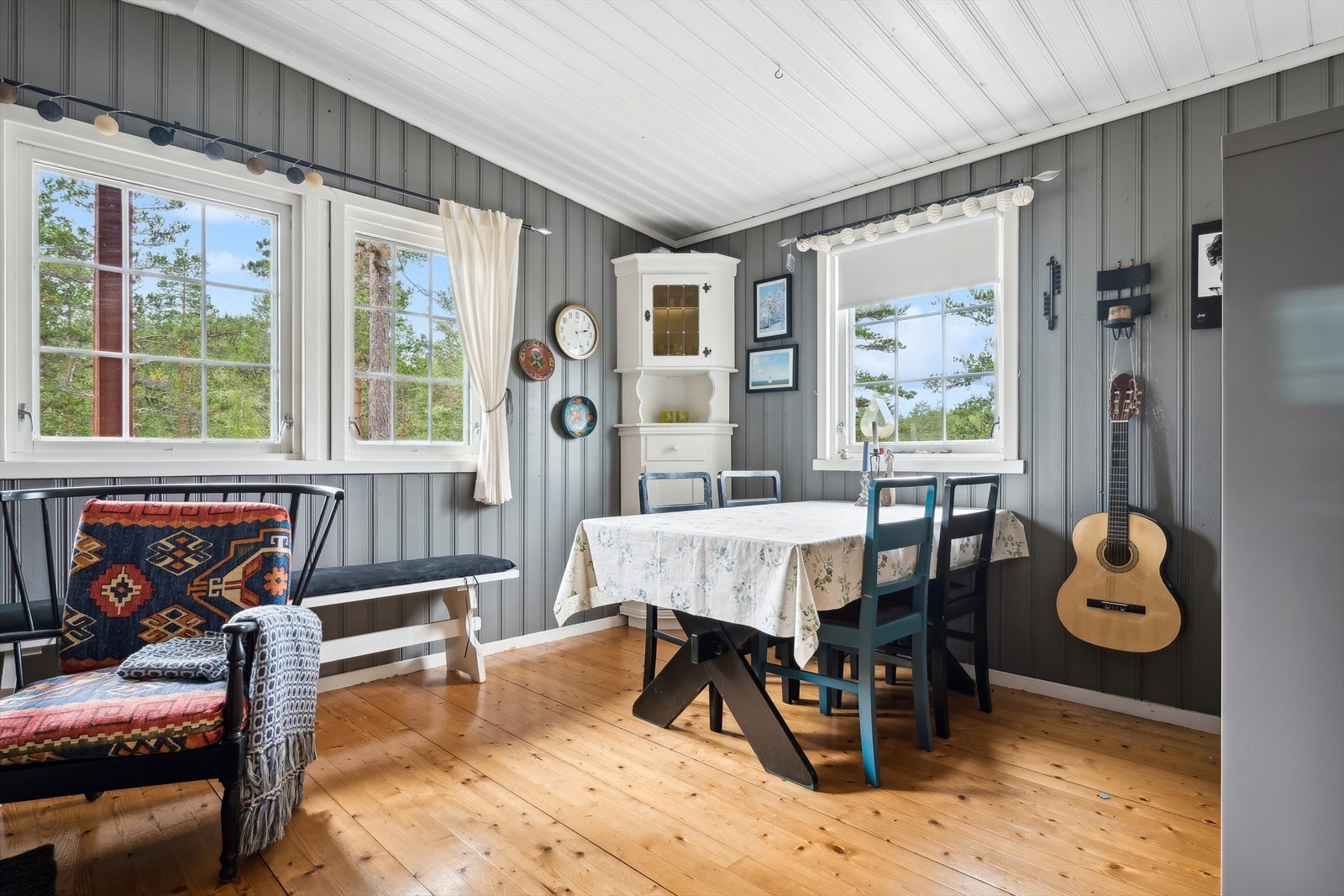 Koselig plass til spisestuen med flott utsikt til vannet Galleribilde