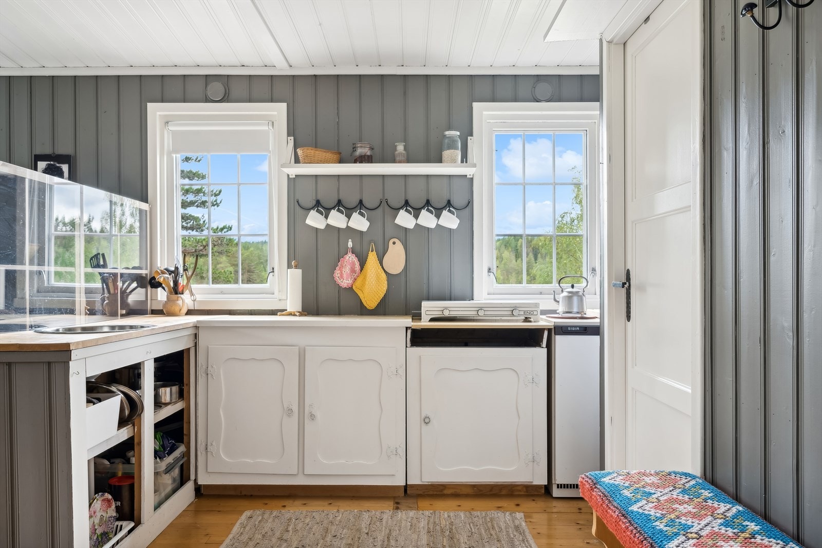 Kjøkkenet har kjøleskap og platetopp med gass Galleribilde