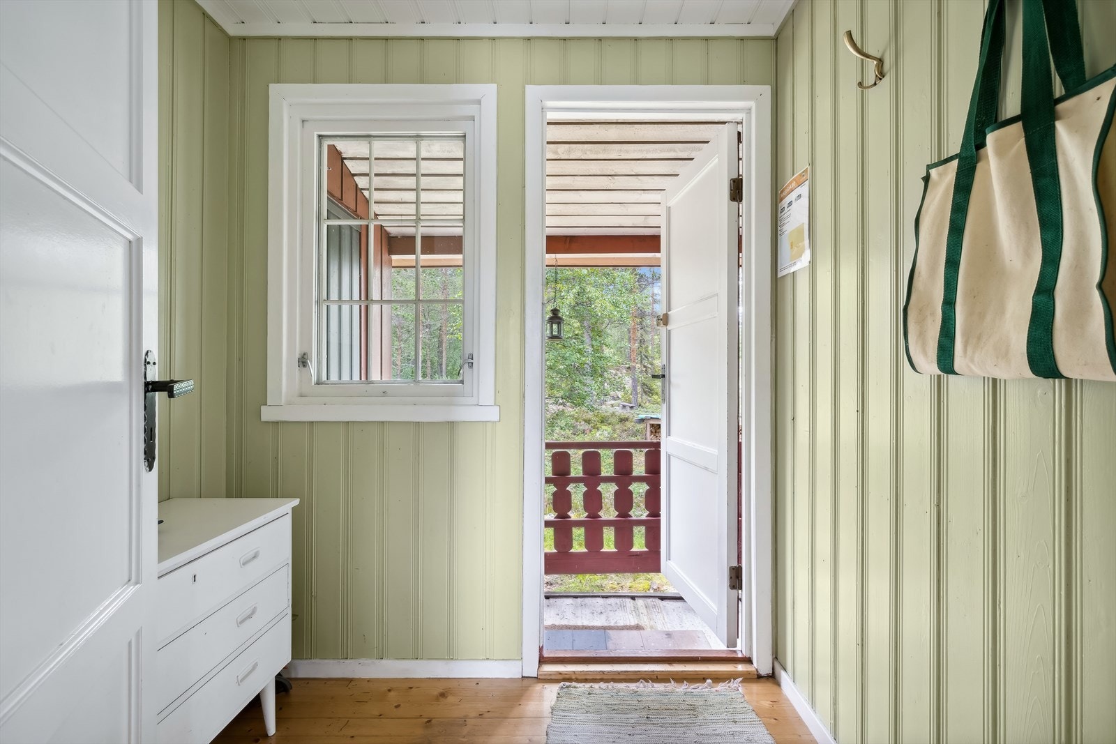 Entré med plass til oppheng av yttertøy Galleribilde