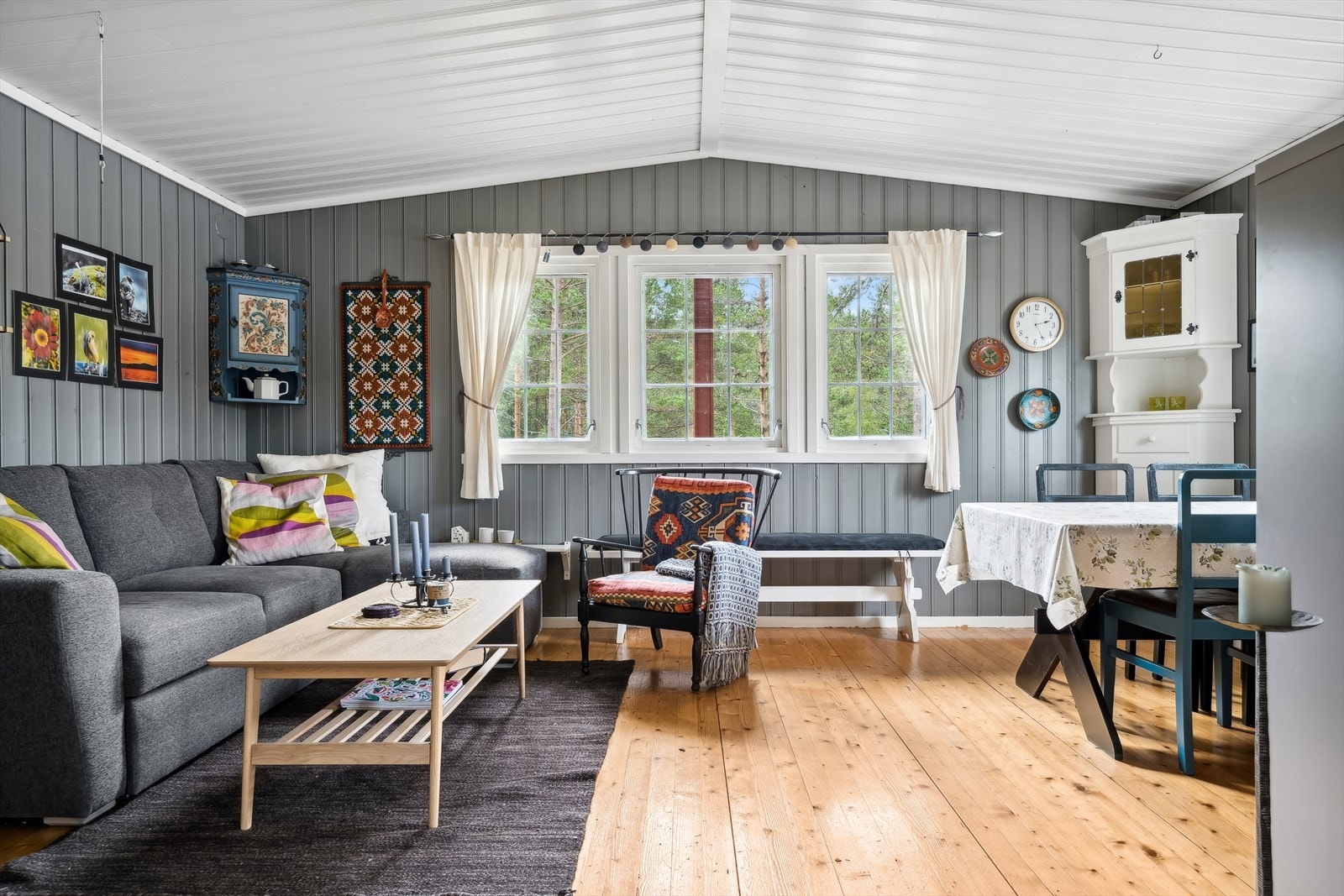 Store vindusflater gir fint naturlig lys i hytta Galleribilde