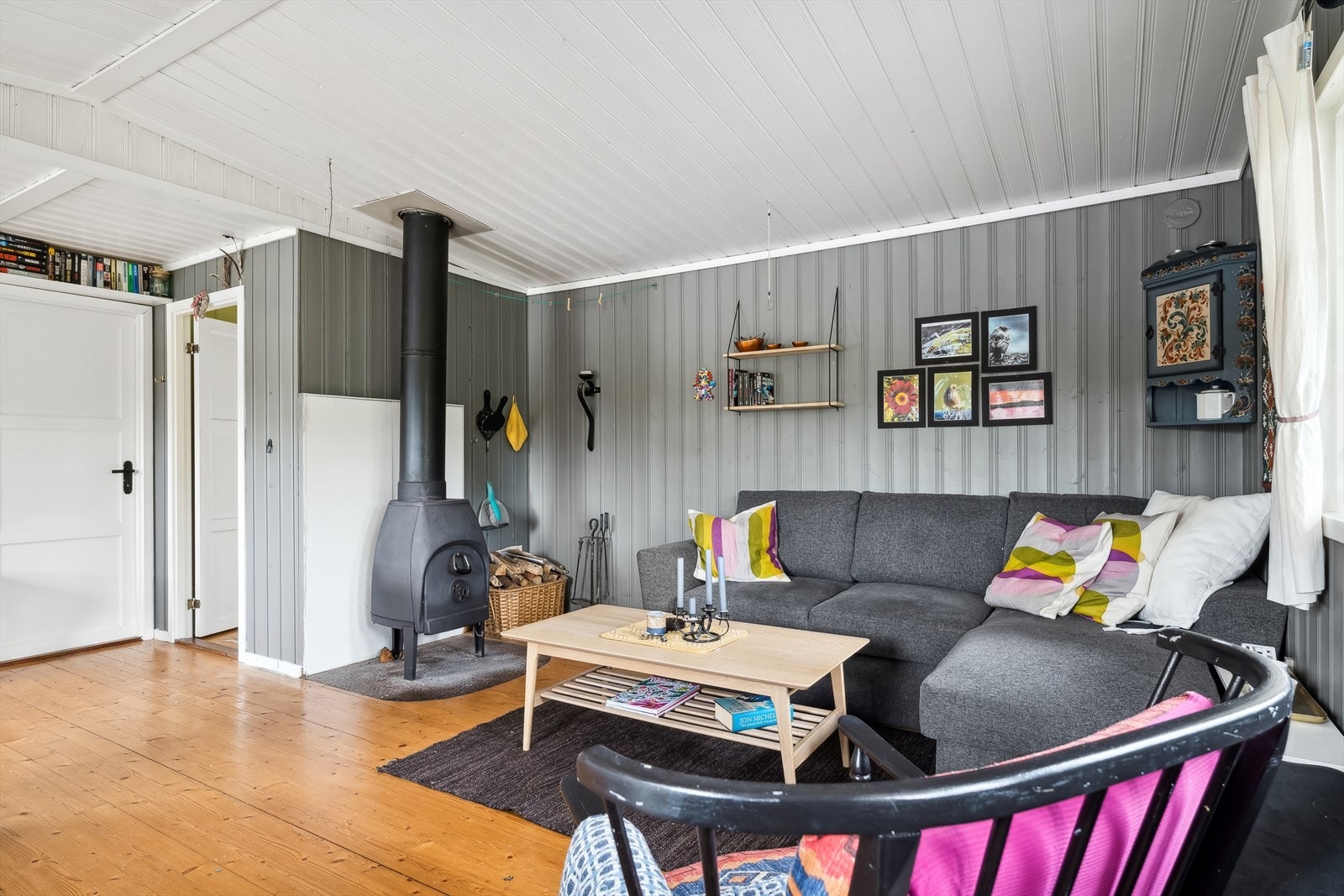 Stue i grå utførelse med åpen løsning til spisestue og kjøkken Galleribilde