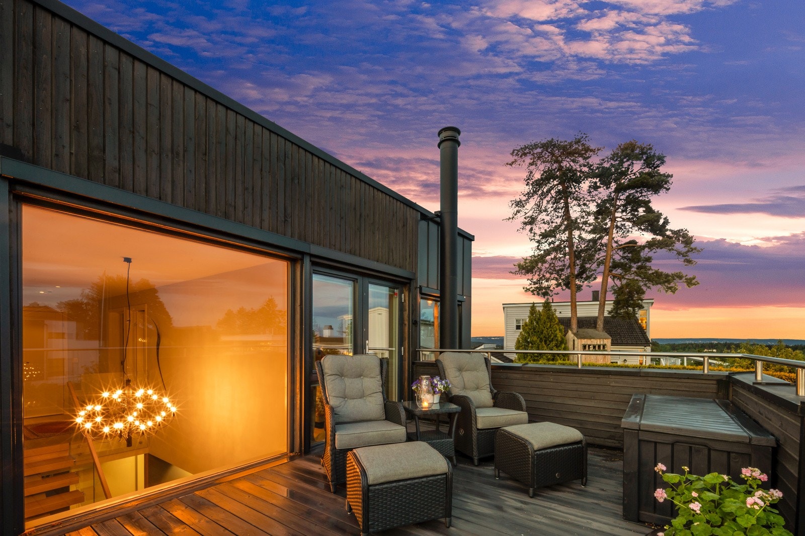 Utgang til stor, solrik terrasse med trapp opp til takterrasse. Galleribilde
