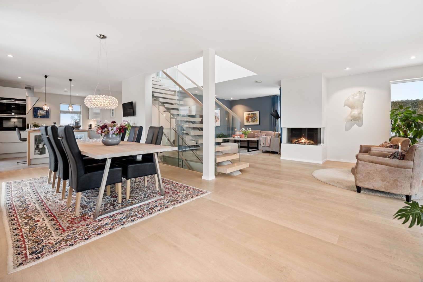 Stor og luftig stue med moderne gasspeis som gir god stemning og varme på kalde vinterdager. Galleribilde