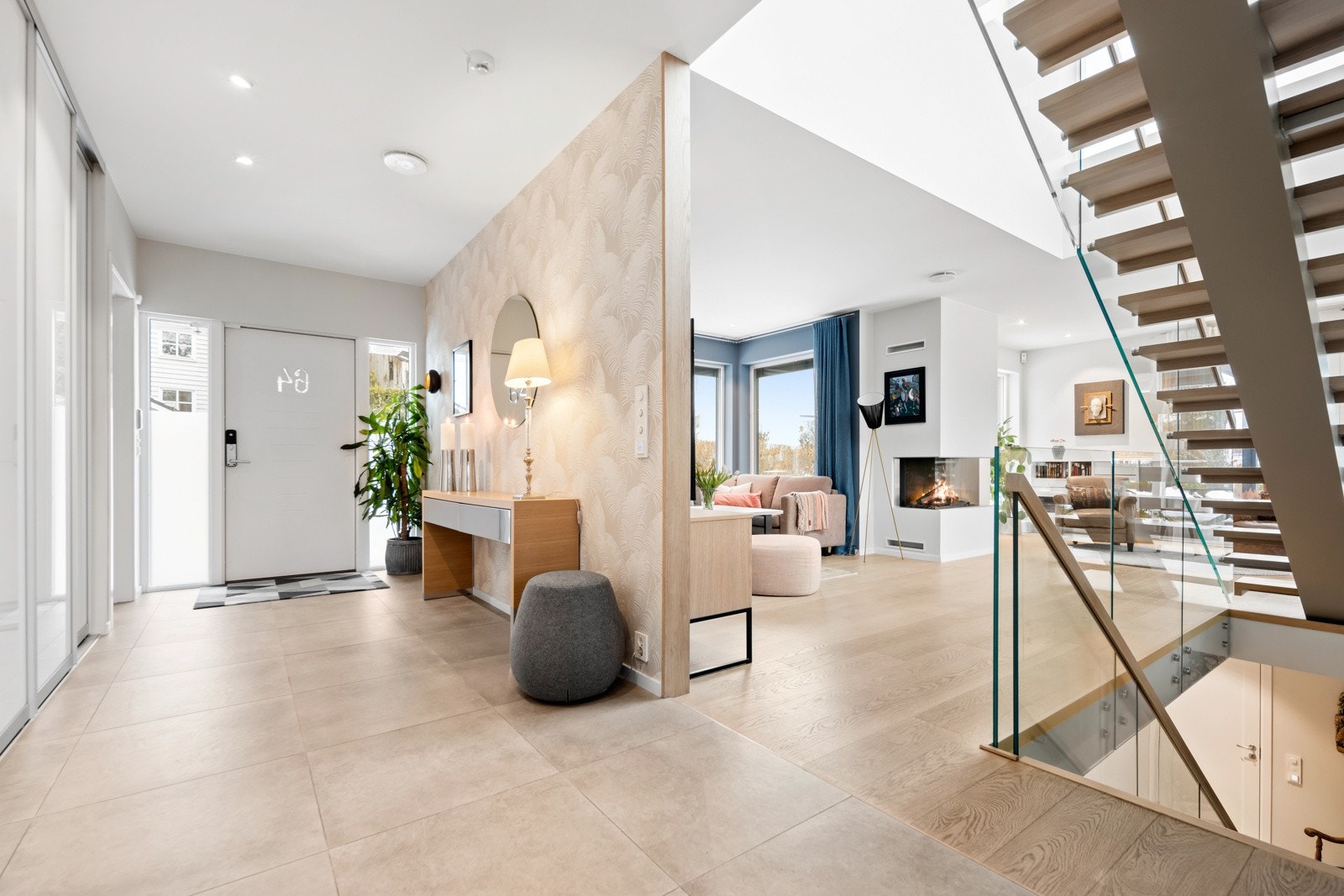 Romslig, flislagt entré med skyvedørsgarderobe og tilkomst til romslig bod/grovkjøkken. Galleribilde