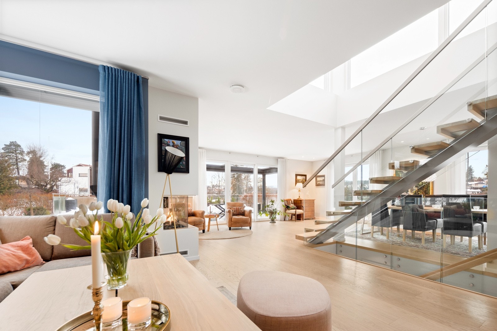 Boligen er lys og luftig med store vindusflater som slipper inn godt med naturlig lys. Galleribilde