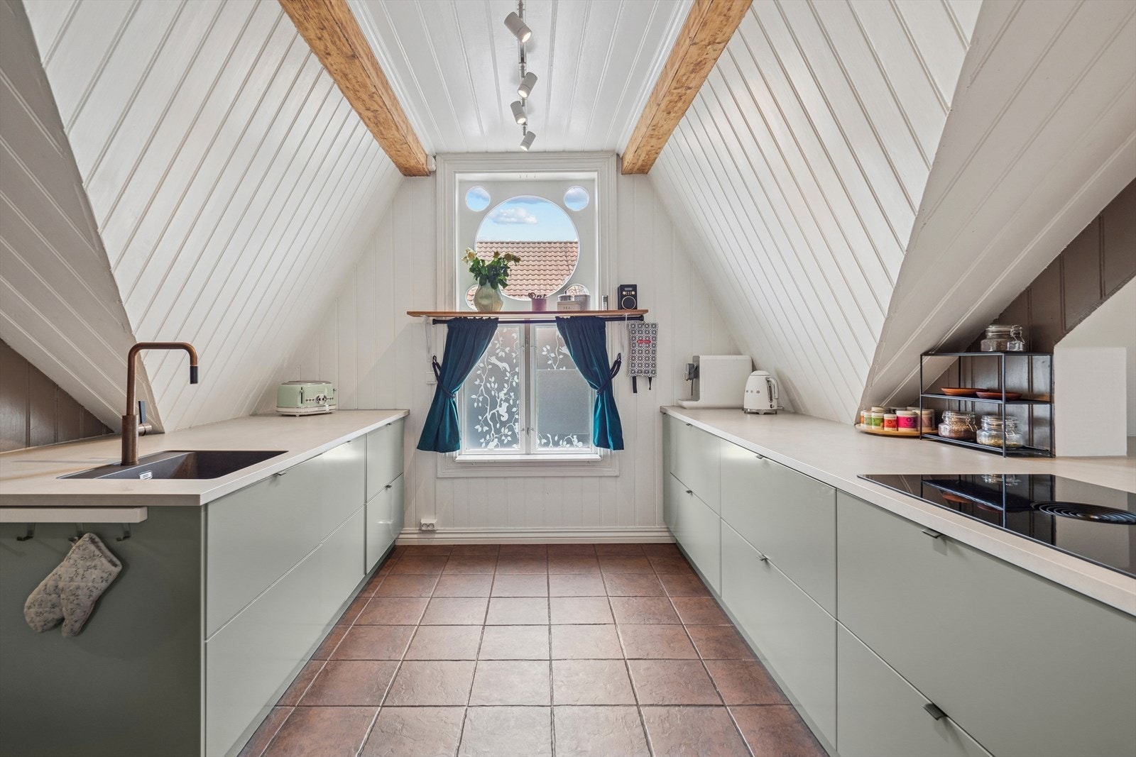 Lyst og flott kjøkken fra 2021 med glatte fronter. Galleribilde