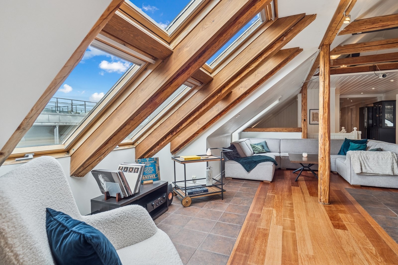 Store vindusflater slipper inn rikelig med naturlig lys. Galleribilde