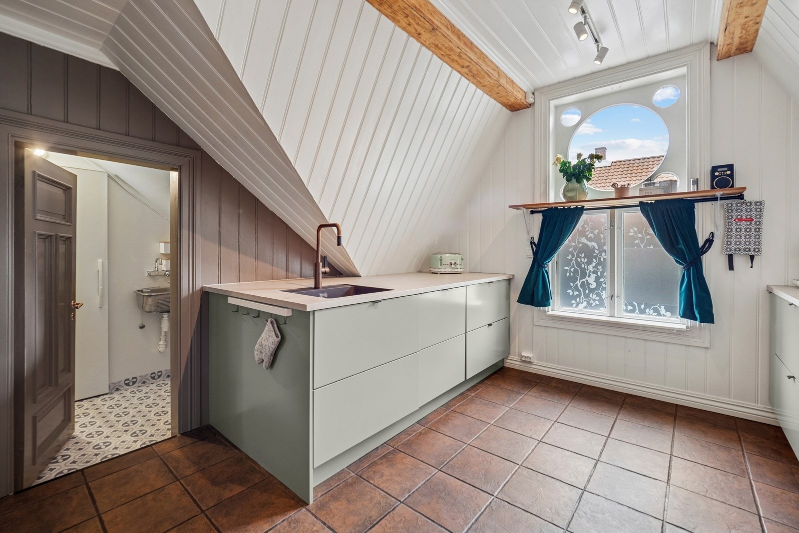 Fra kjøkkenet er det inngang til leilighetens vaskerom og kjølerom. Galleribilde