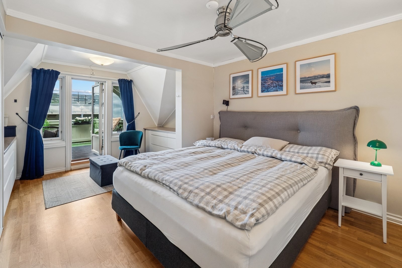 Eiendommen har totalt 4 soverom, der hovedsoverommet har utgang til balkongen. Galleribilde