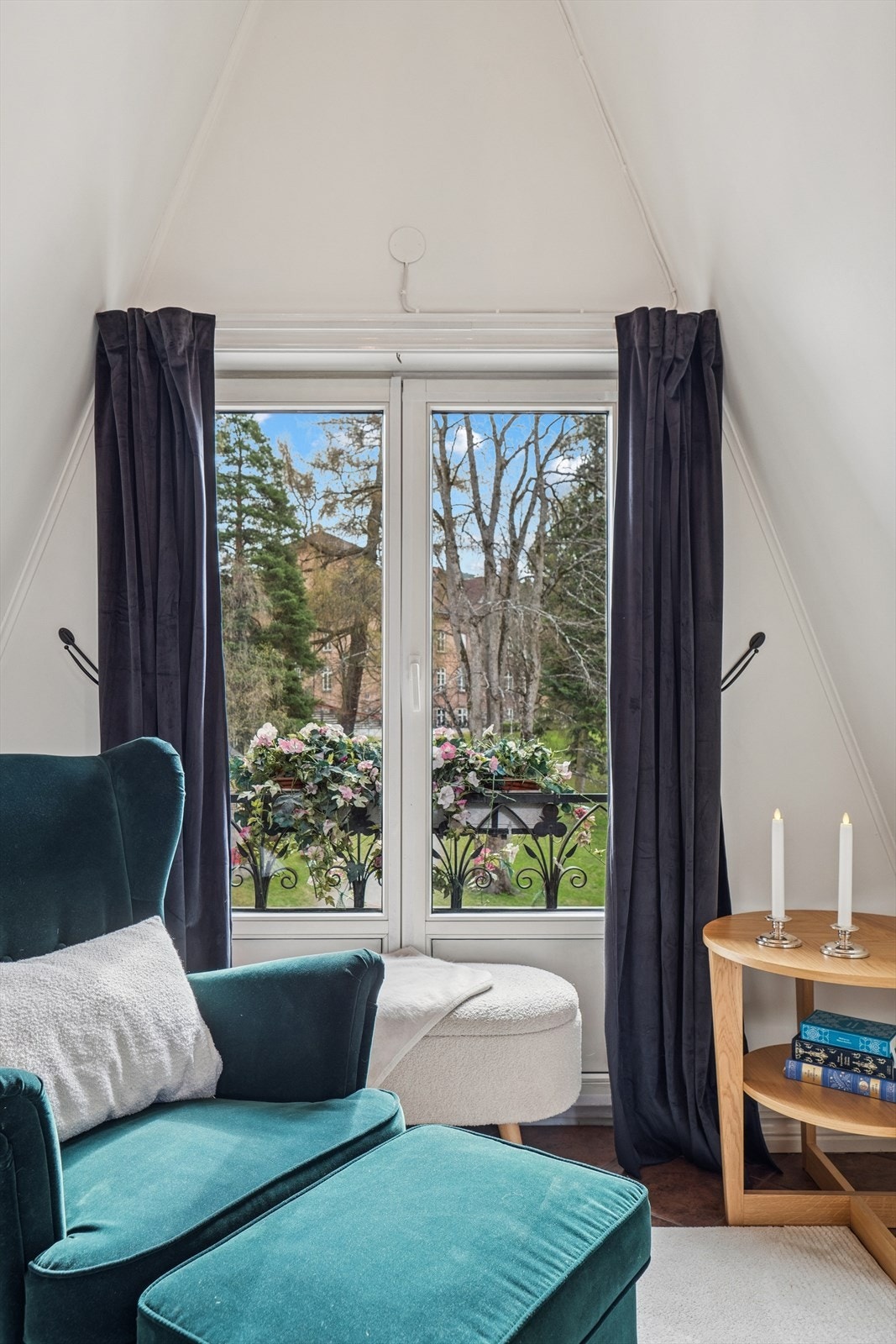 Koselig krok, ytterst i stua med fransk balkong. Galleribilde