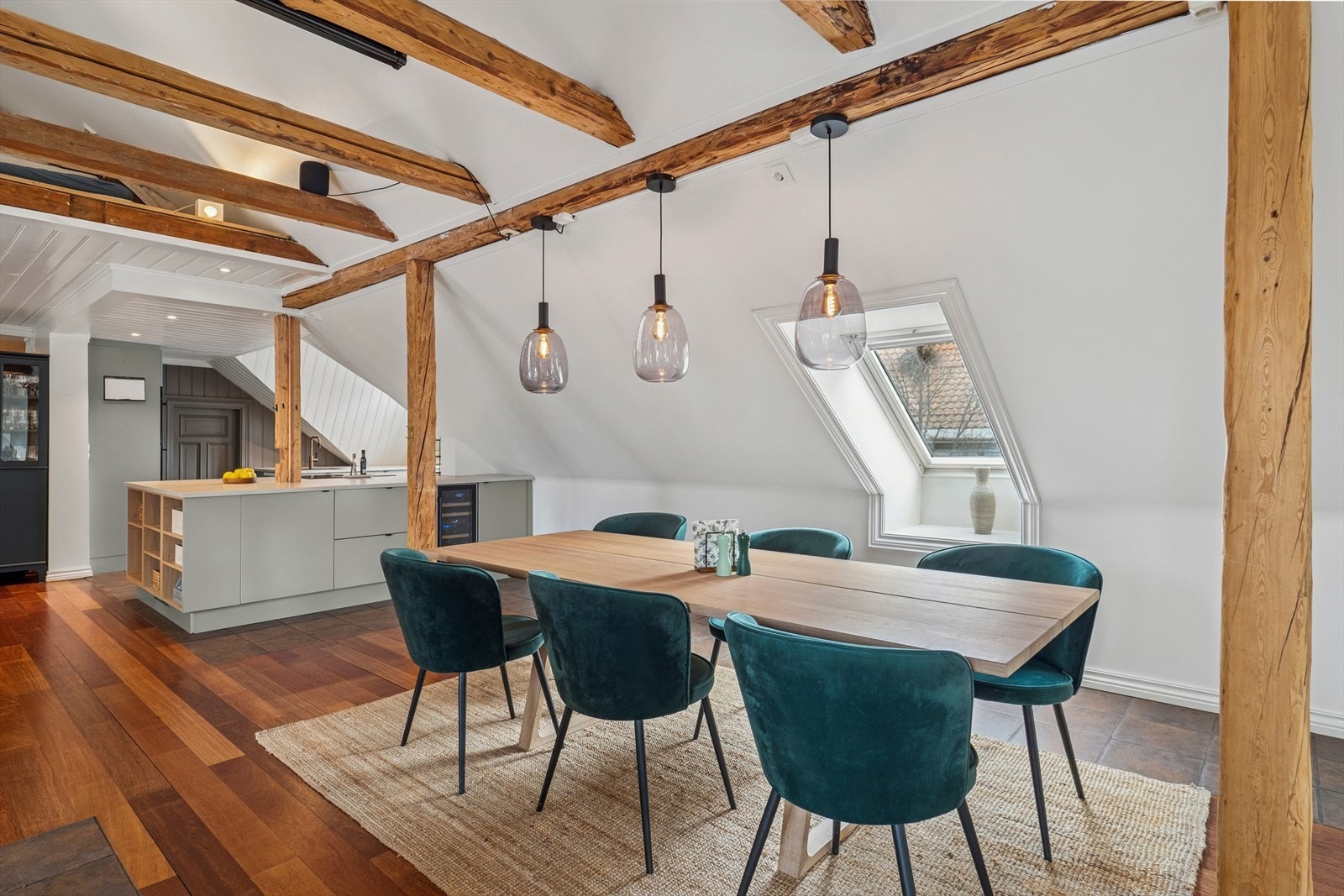 God plass til spisebord der man kan samle familie og venner til hyggelige sammenkomster. Galleribilde