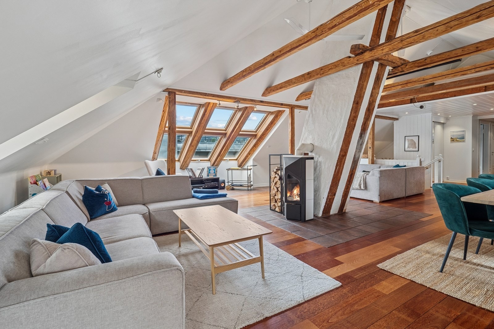 Innbydende stue med god plass til sofagruppe og annet ønsket møblement. Peis plassert midt i rommet. Galleribilde