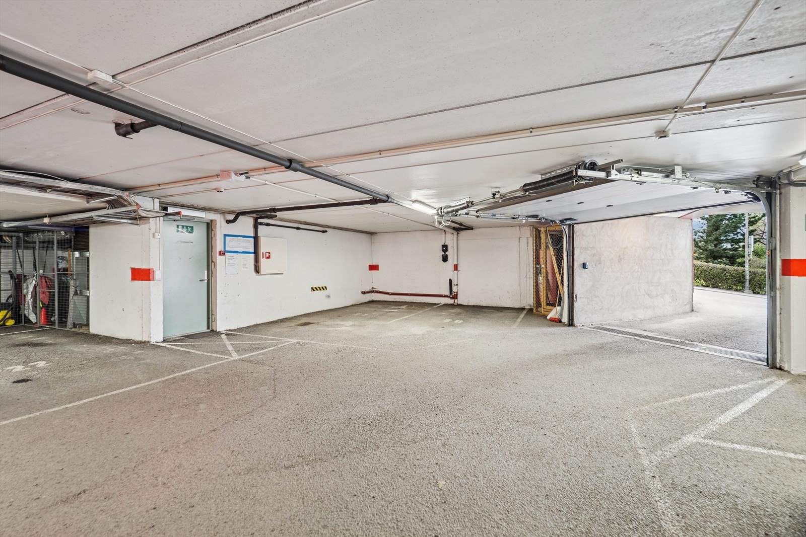 Boligen disponerer begge parkeringsplassene inntil porten. El-billader er montert. Galleribilde