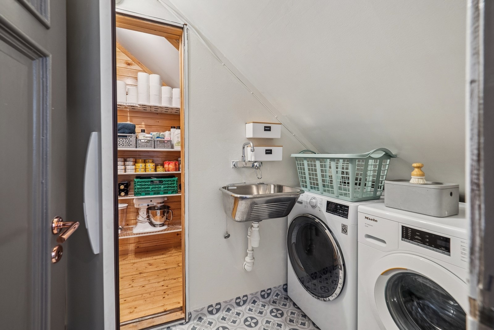 På vaskerommet følger følger vaskemaskin og tørketrommel med i handelen. Galleribilde