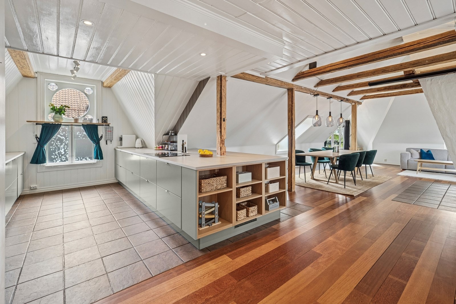 Leiligheten har en åpen kjøkken/stue løsning. Galleribilde