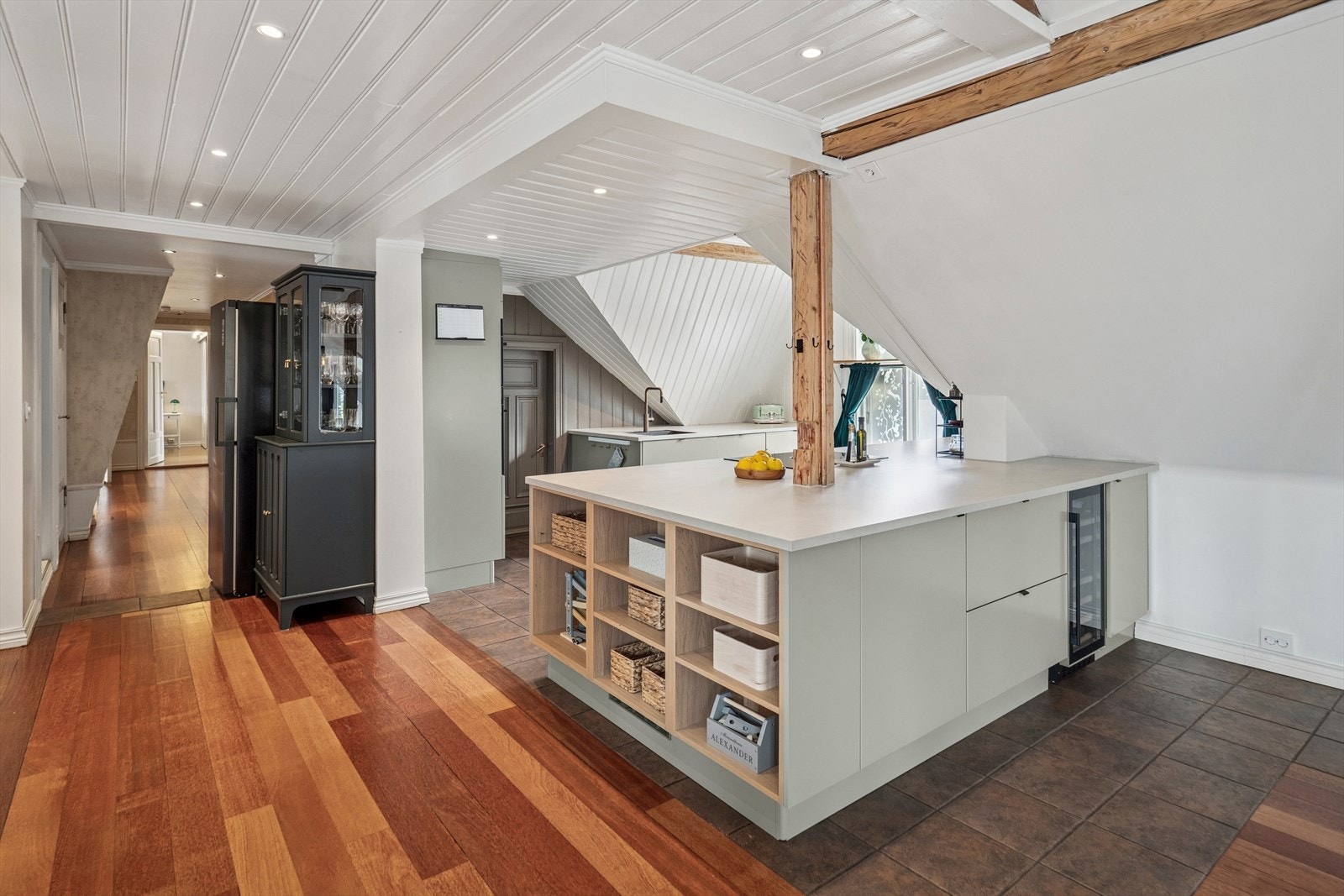 Kjøkkenet er plassert midt mellom stuen og resten av boligen. Galleribilde