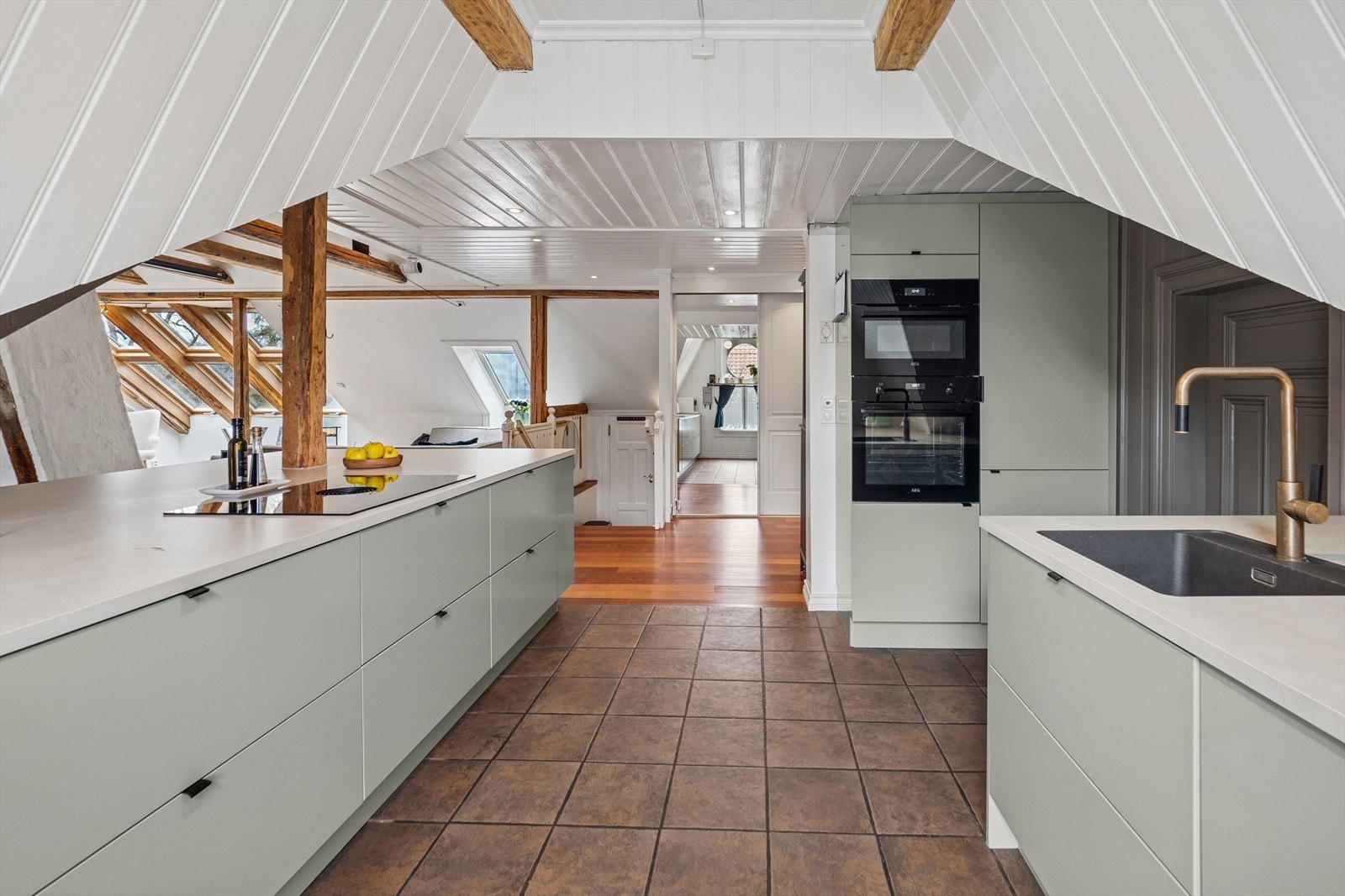 Kjøkkeninnredning fra Strai, med integrerte hvitevarer. Galleribilde