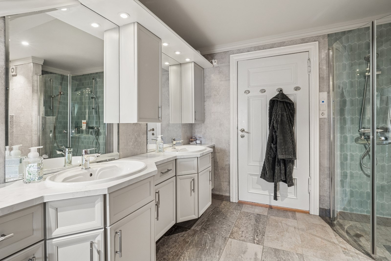 Badet har fått nye fliser på vegger, i dusjen og rundt badekaret. Galleribilde