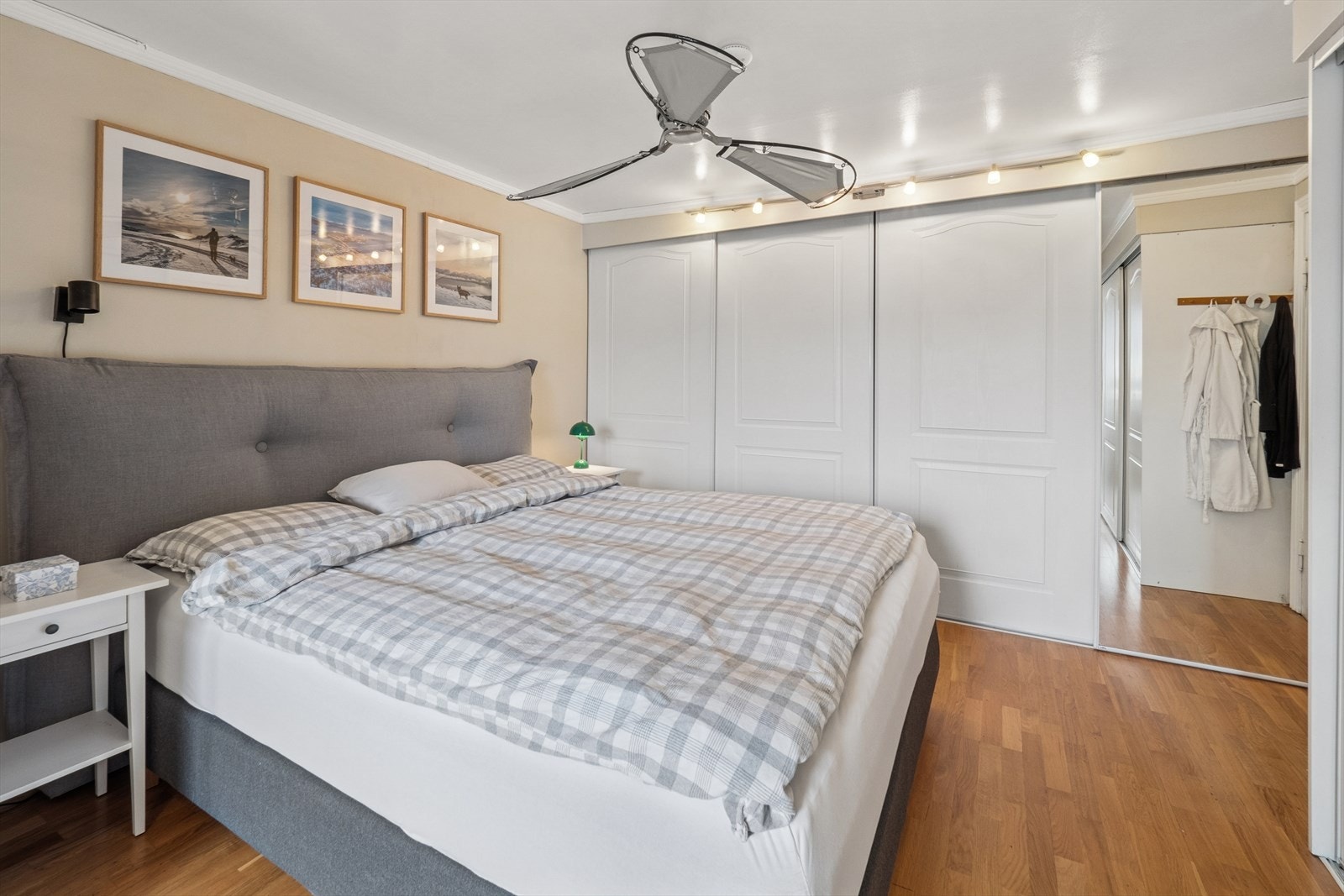 Soverommet har god plass til en stor seng, samt godt med skapplass. Galleribilde