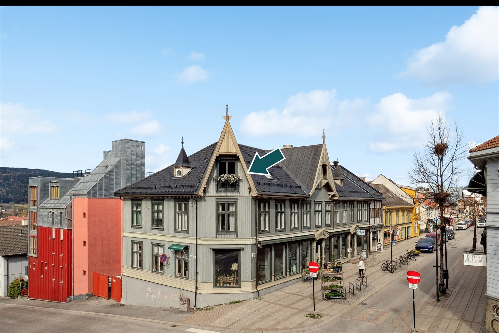 Leiligheten ligger i sørenden av gågata, med Parken som nærmeste nabo. Galleribilde