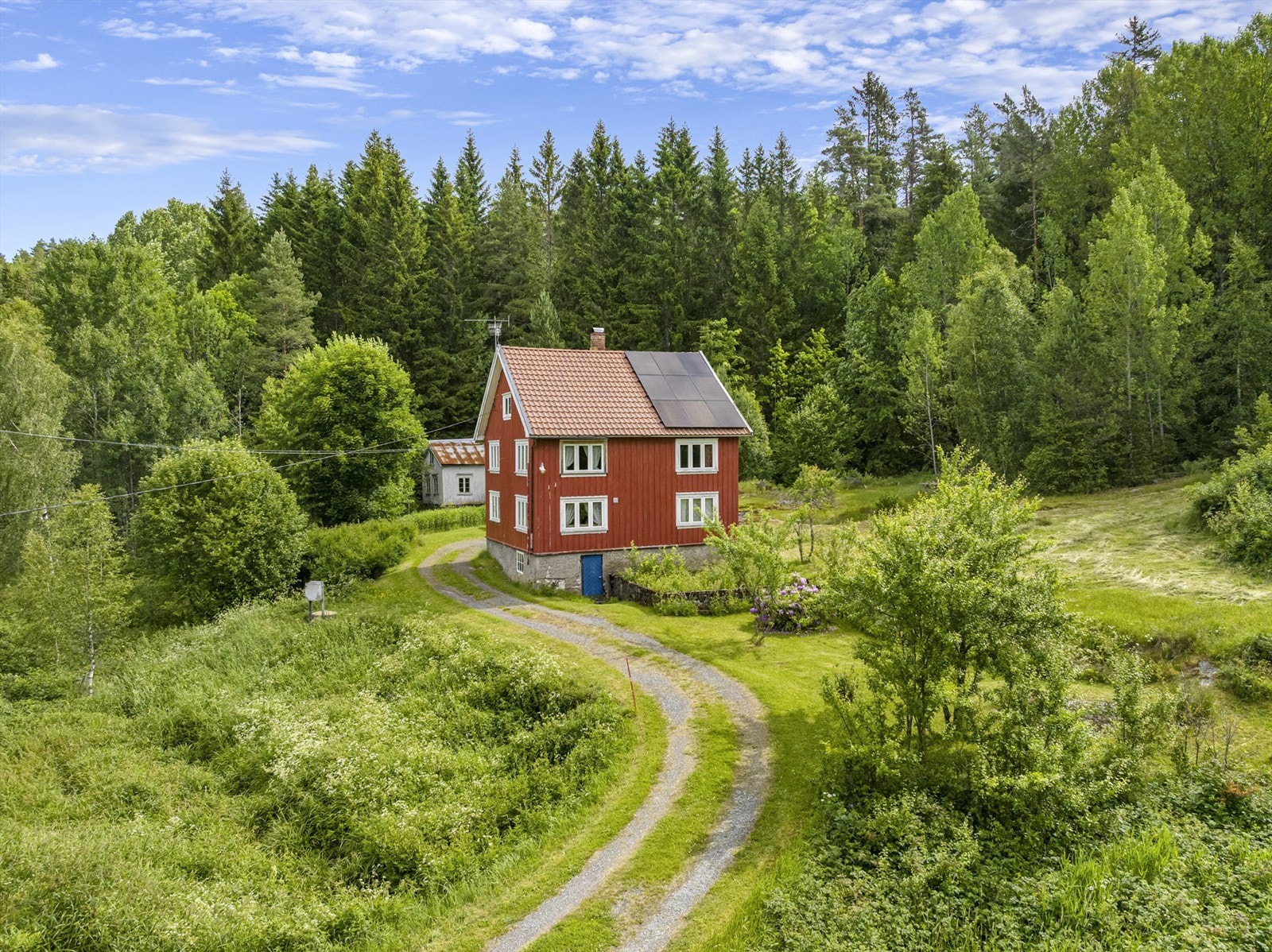 Solcellepanel fra 2024 montert på deler av taket. Galleribilde