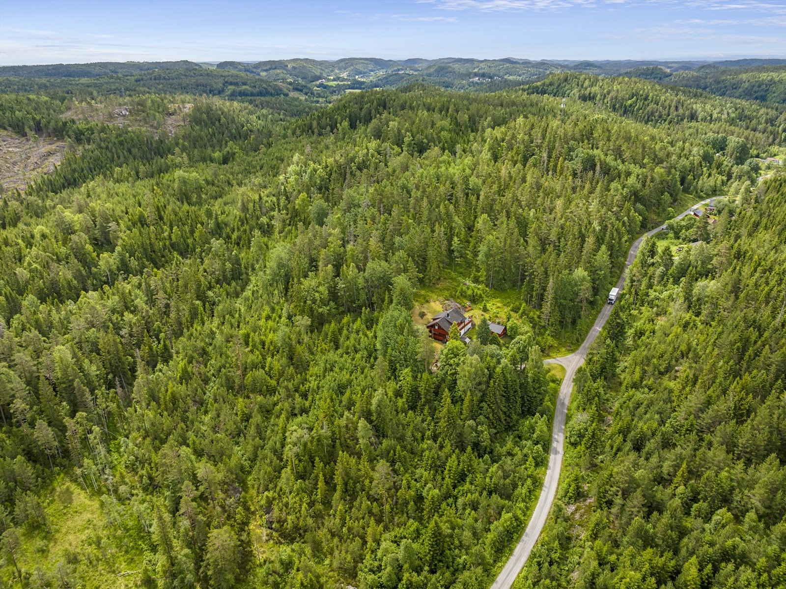 Deler av tomten på andre siden. Galleribilde