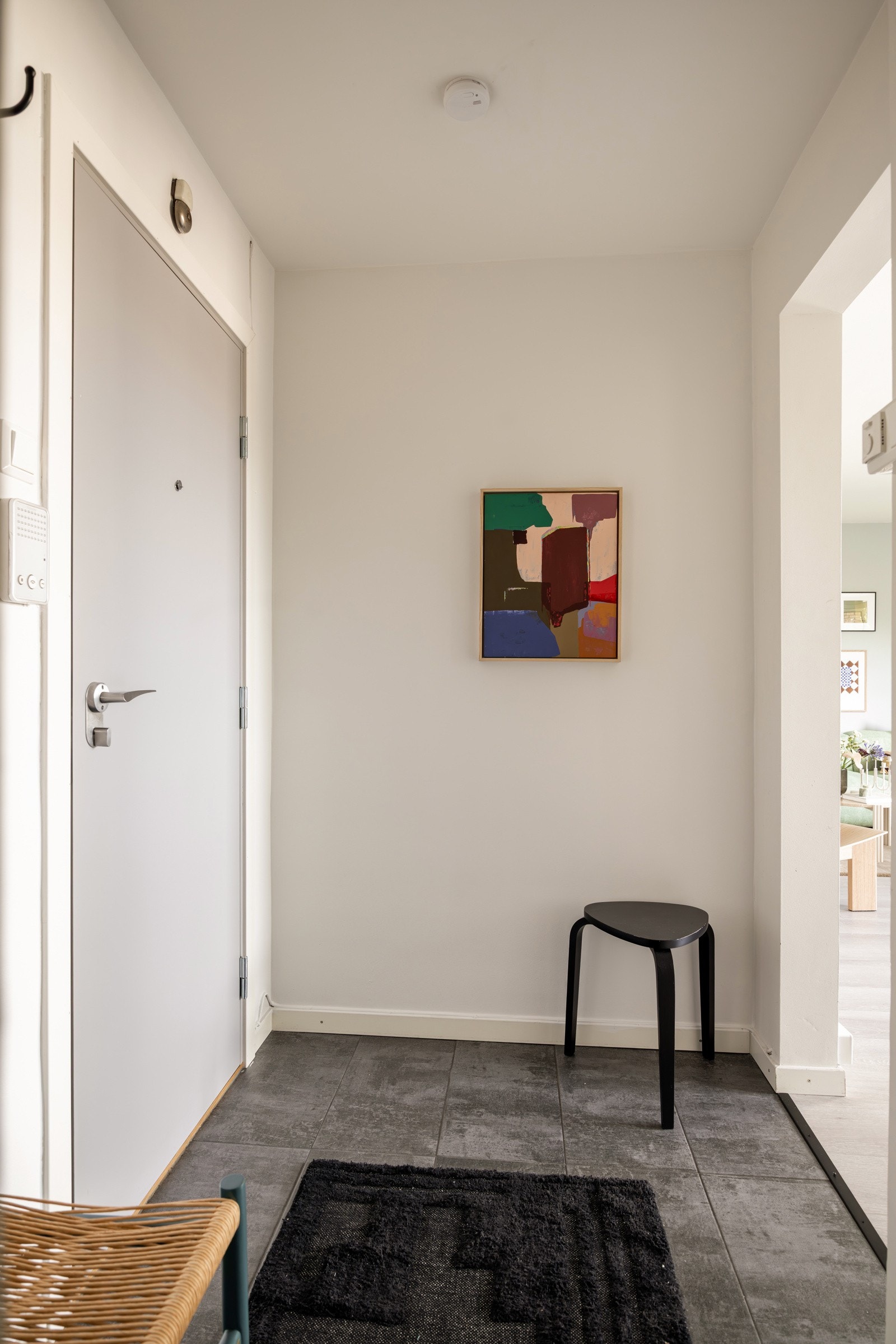 Du tar deg opp til leiligheten i byggets 6. etasje via felles trapperom med heis. Galleribilde