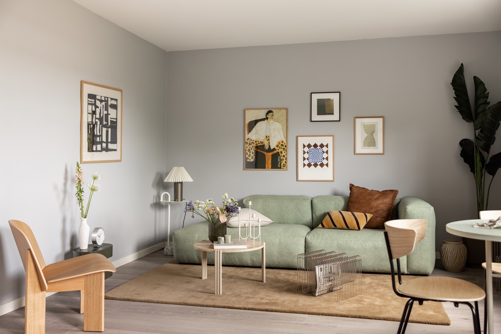 Stuen er romslig og kan fint innredes med sofagruppe med salongbord, et lite spisebord og dobbeltseng. Både varmtvann og internett er inkludert i de lave felleskostnadene. Galleribilde