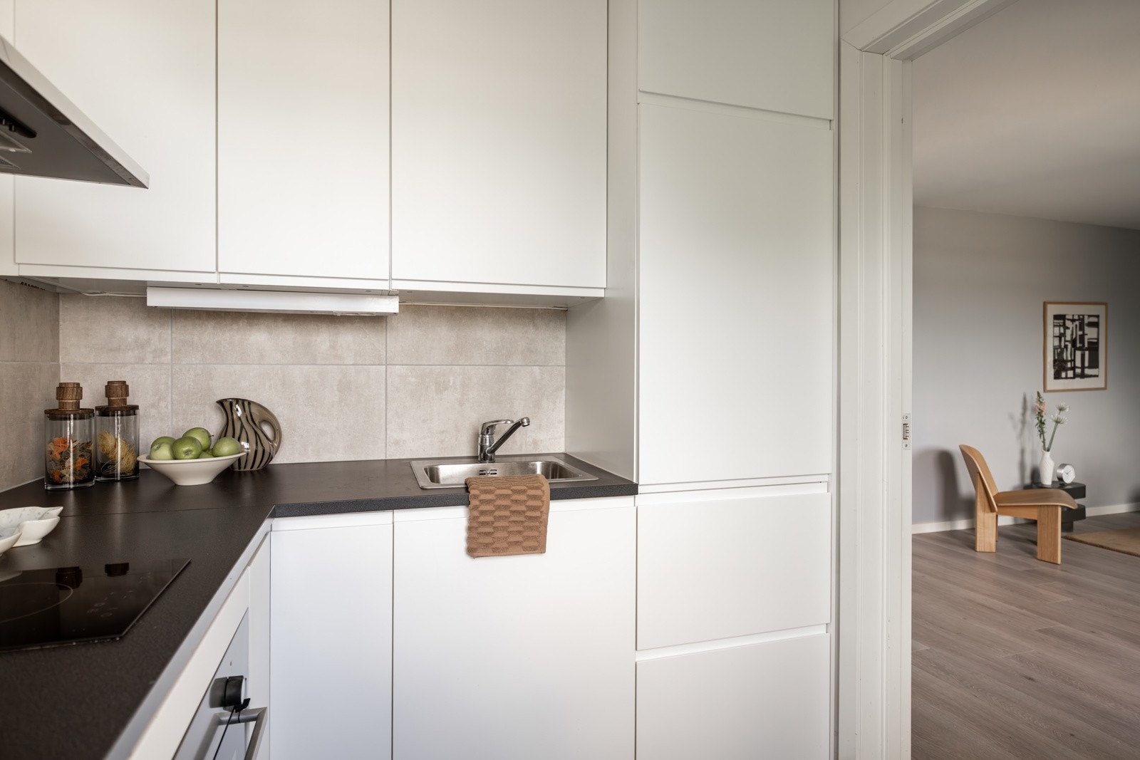 Kjøkkenet er utstyrt med medfølgende integrerte hvitevarer som nedfelt platetopp, stekeovn og kjøleskap. Alle hvitevarer følger med. Det er vegghengt kjøkkenventilator med kullfilter. Galleribilde
