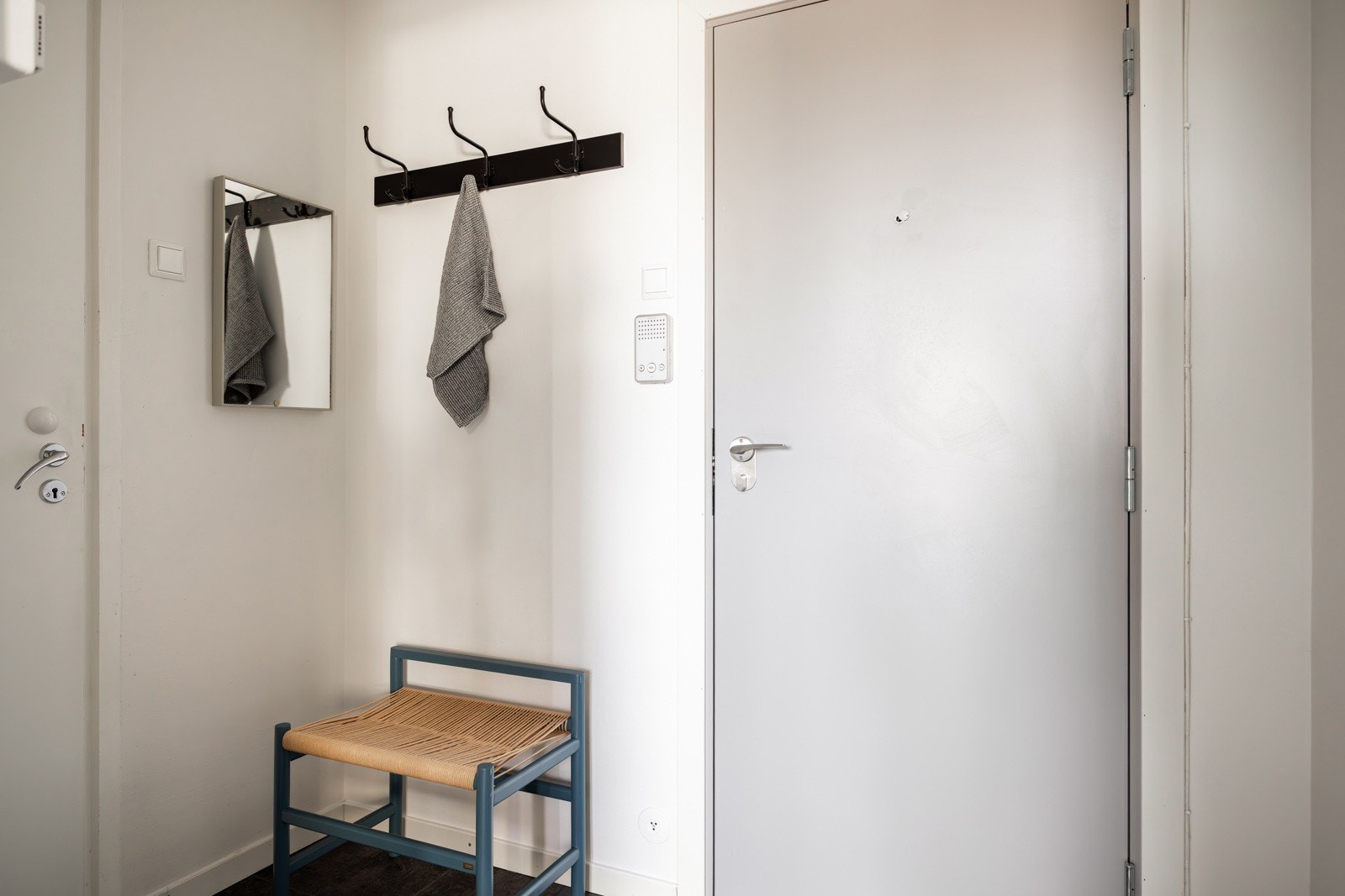 Når du entrer leiligheten kommer du inn i en lys entré med plass til sko og oppheng av yttertøy. Galleribilde