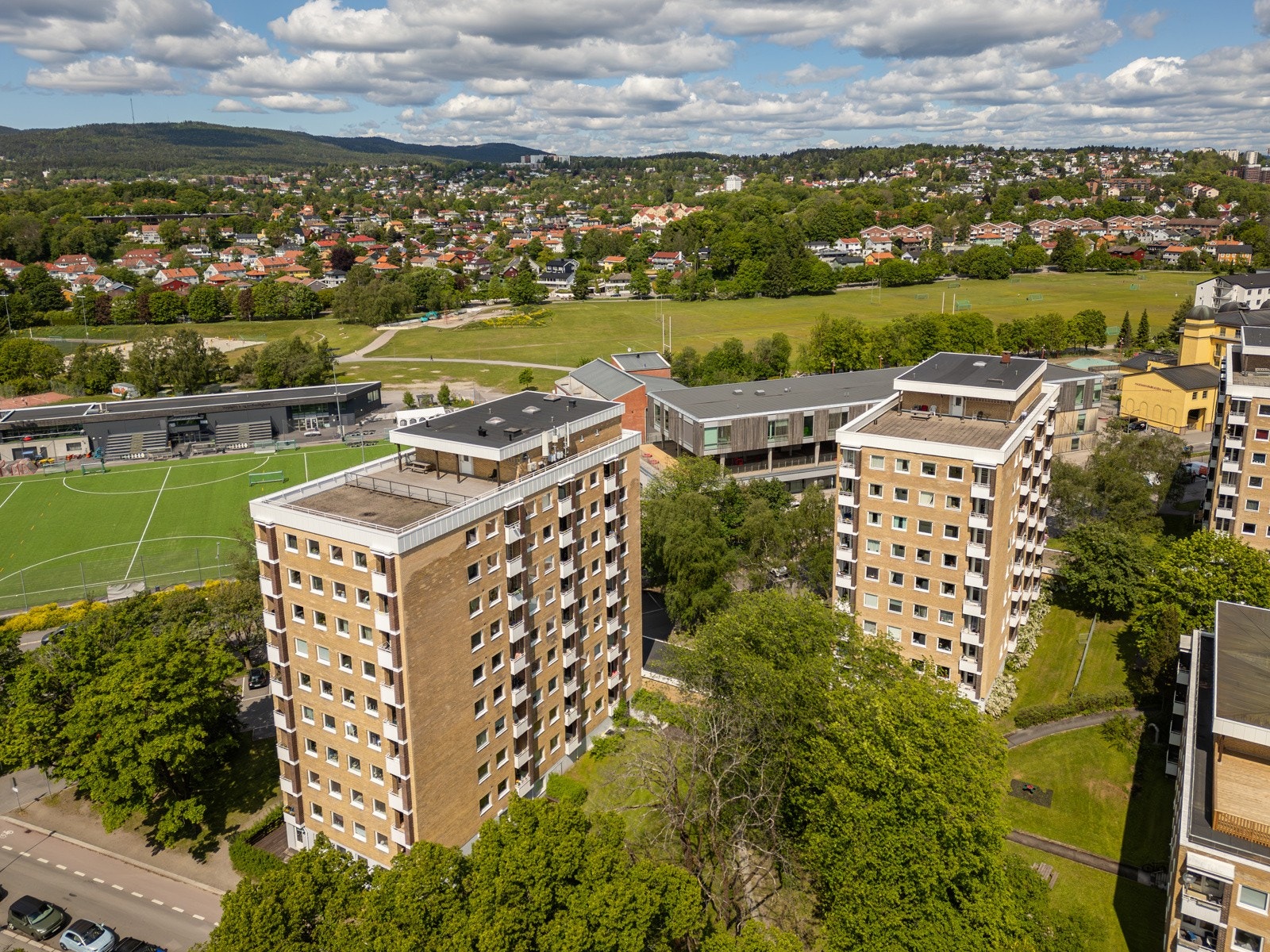 Det er flere koselige og populære kaféer og spisesteder i umiddelbar nærhet, samt gangavstand til BI og Storo Storsenter. Galleribilde