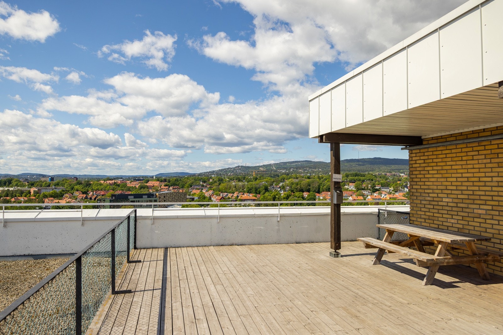 Som beboer har du også tilgang til fellesvaskeri i kjelleren og felles takterrasse. Galleribilde