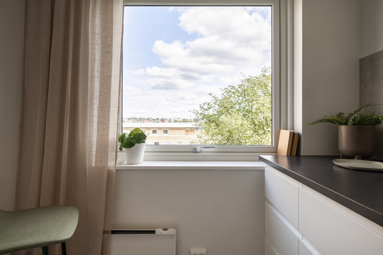Den store vindusflaten slipper inn fint lys, samtidig som det er lite innsyn. Galleribilde