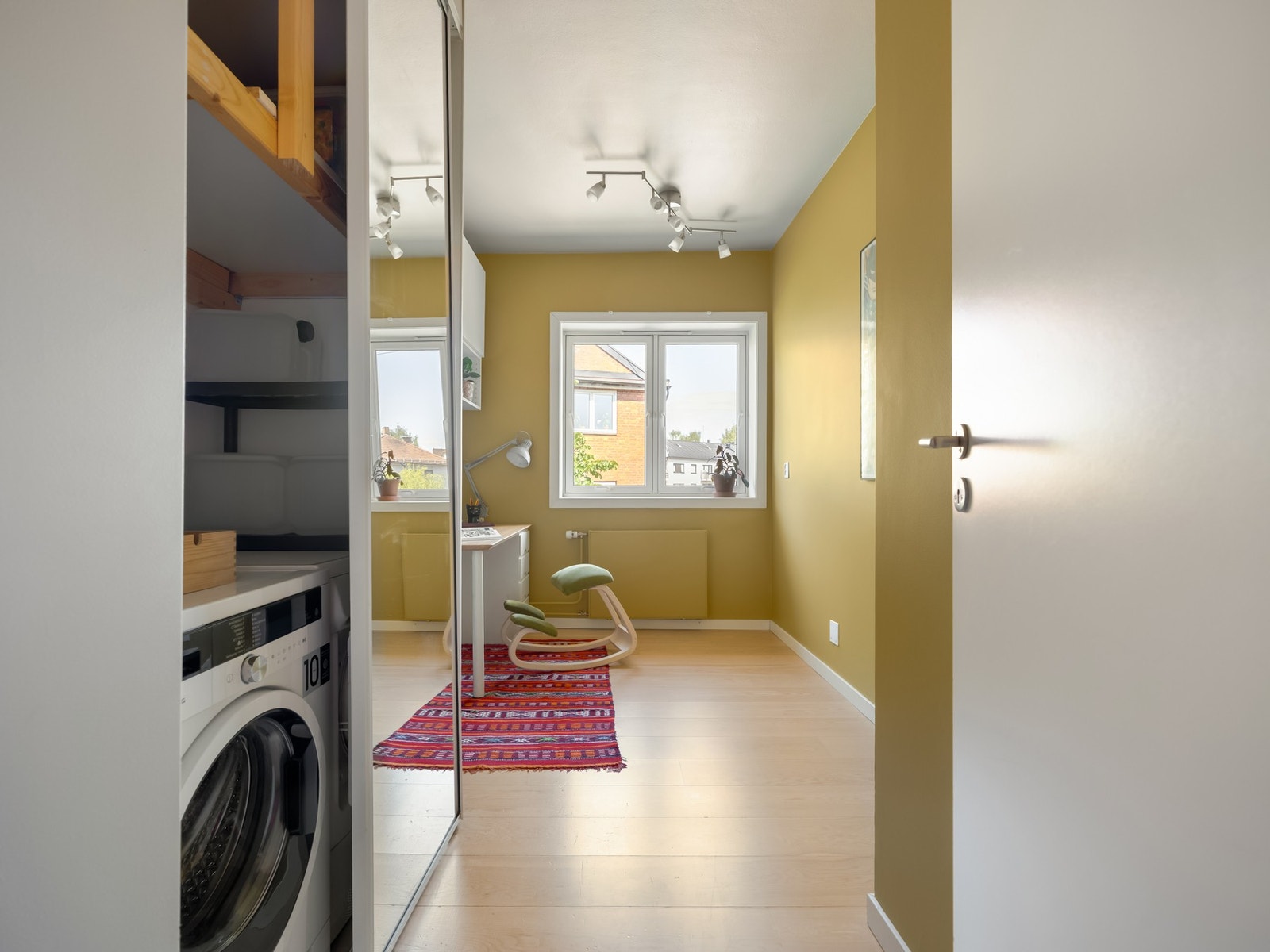 Her er blant annet vaskemaskinen gjemt bort. En praktisk løsning for deg som ikke vil benytte fellesvaskeriet! Galleribilde