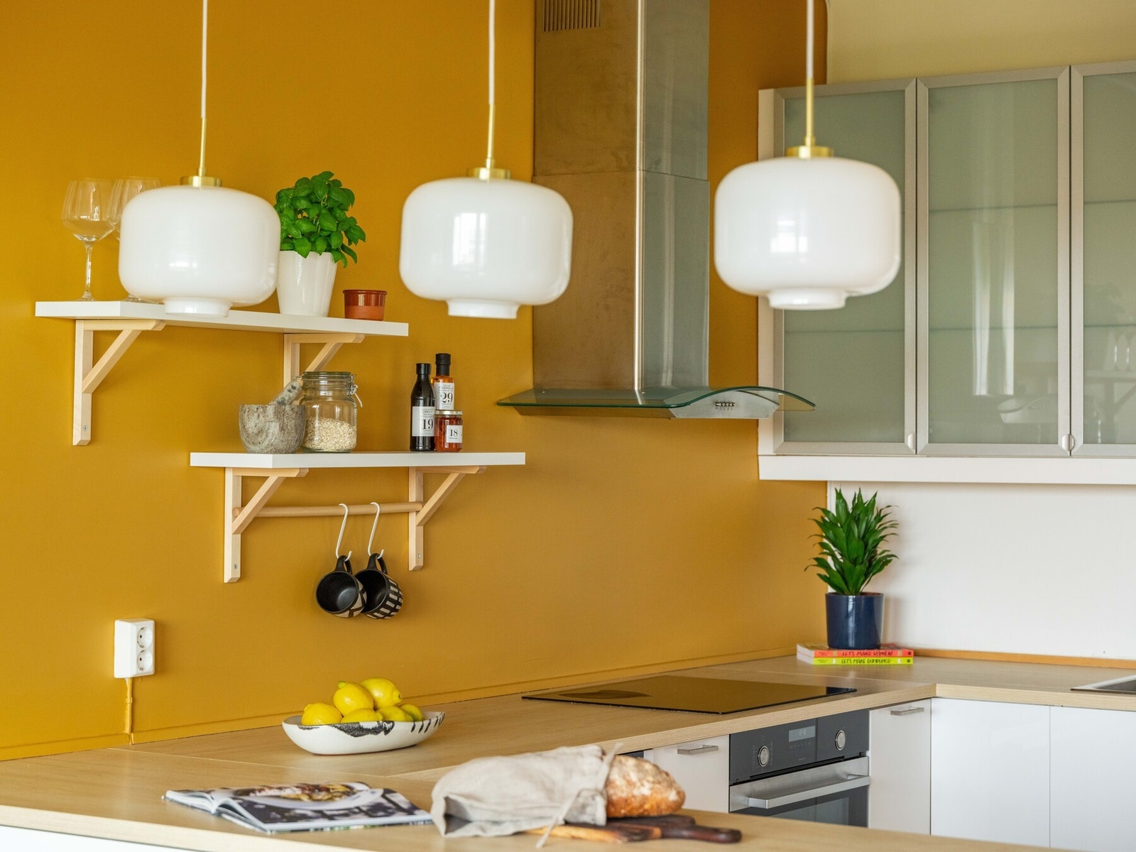 Her er det masse skapplass i både over- og underskap. Det er også godt med benkeplass. Galleribilde