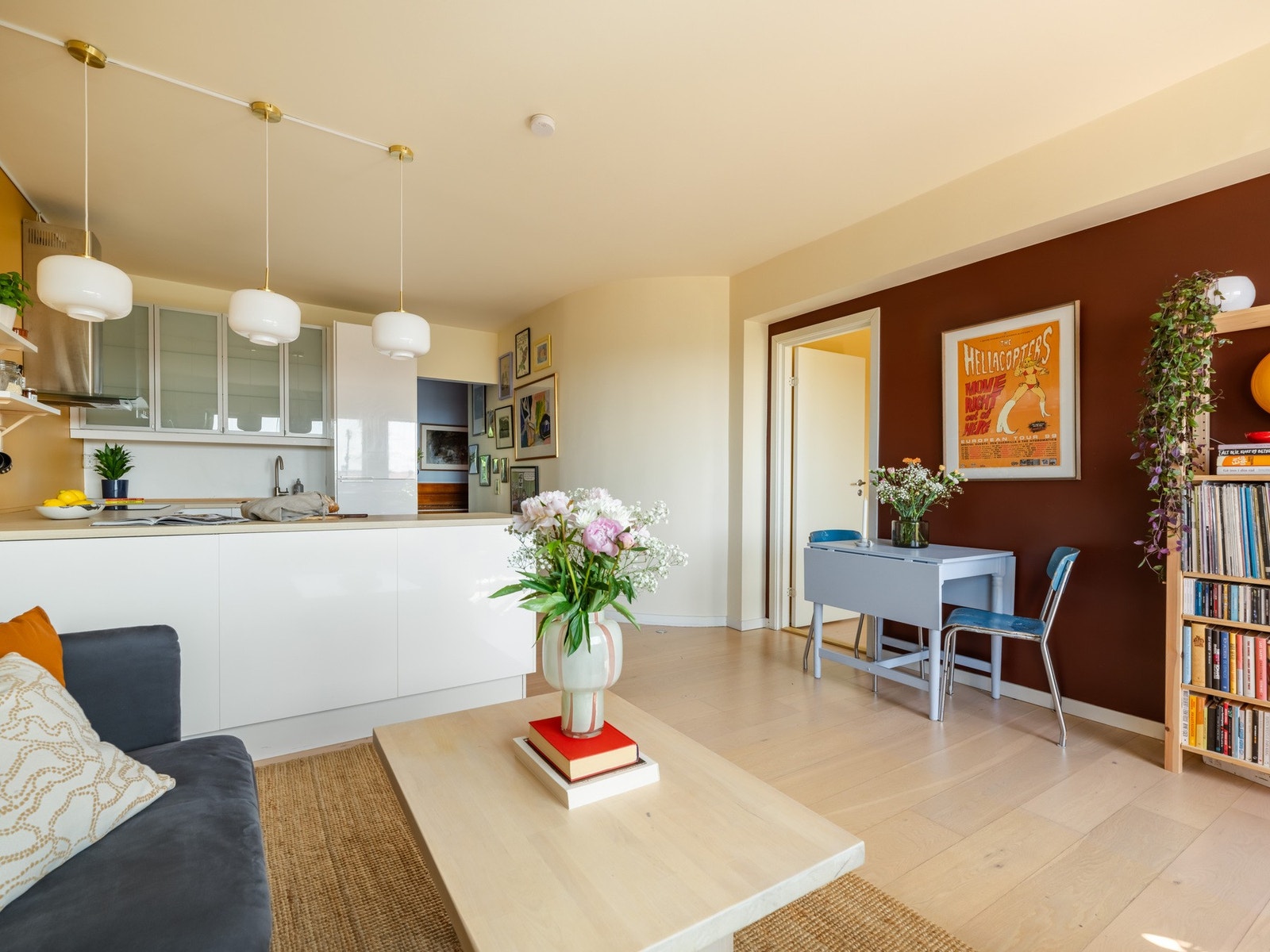 De unike fargevalgene gir leiligheten en naturlig soneinndeling. Galleribilde