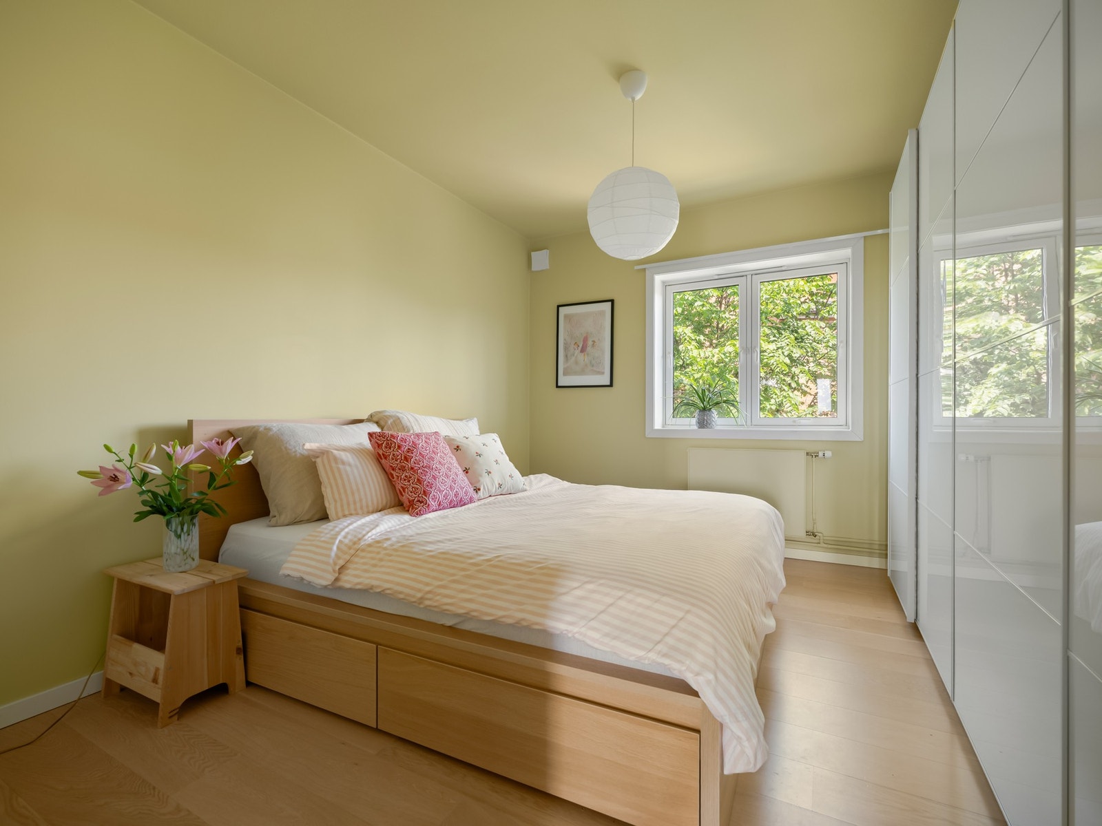 Leilighetens hovedsoverom er av god størrelse med plass til både stor dobbeltseng, garderobeskap og tilhørende nattbord. Galleribilde