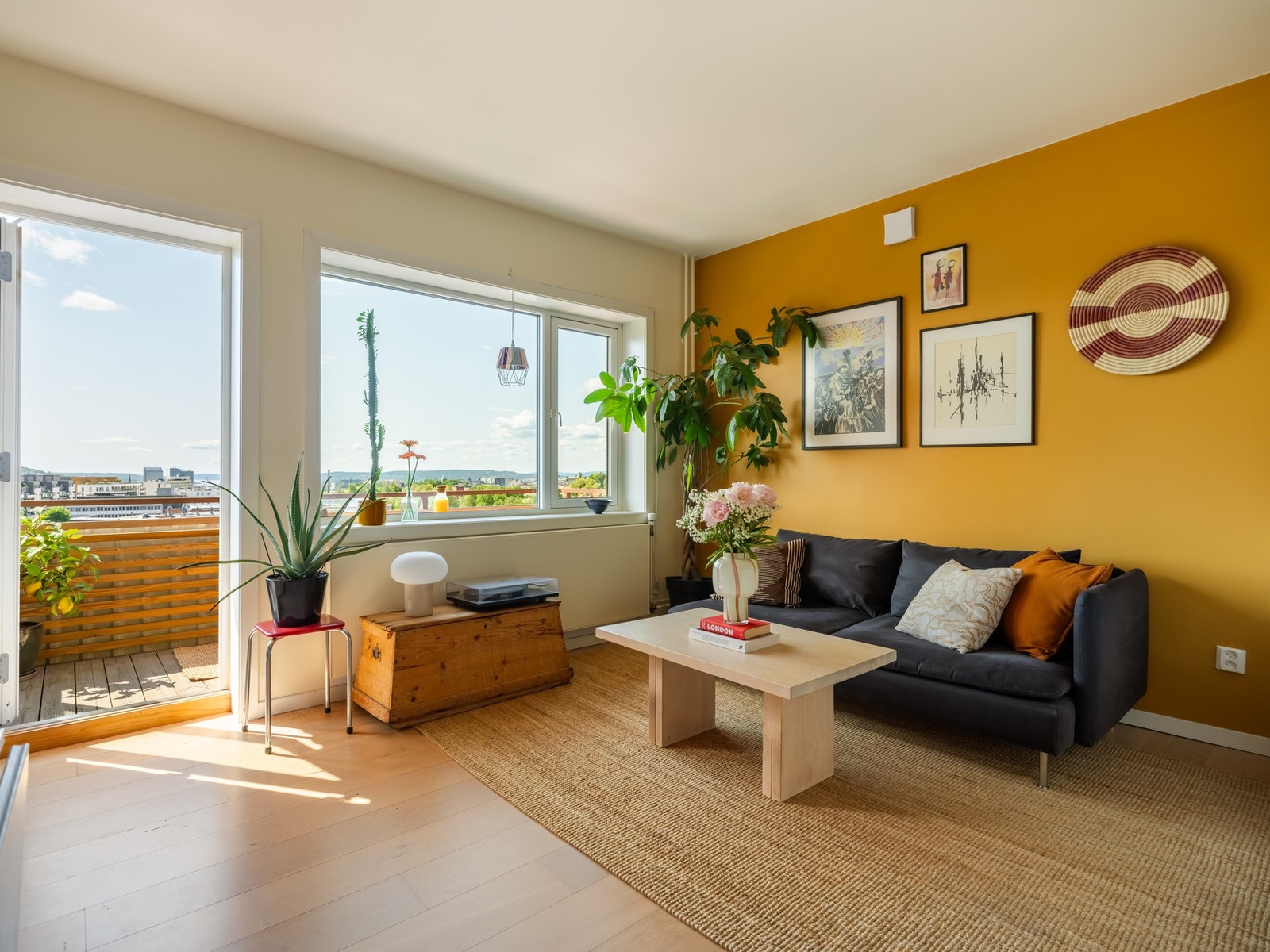 Fra stuen er det utgang til leilighetens balkong - den kommer vi tilbake til snart. Galleribilde