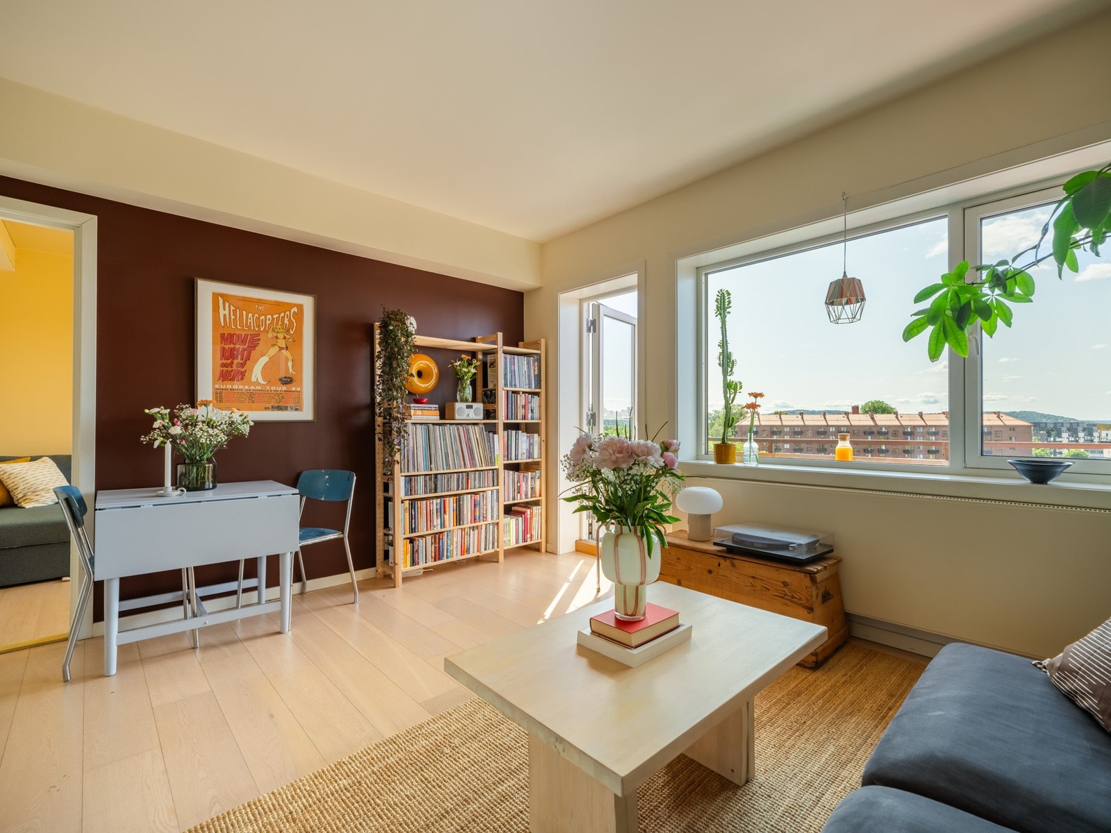 Stuen rommer både større sofagruppe og spiseplass. Galleribilde