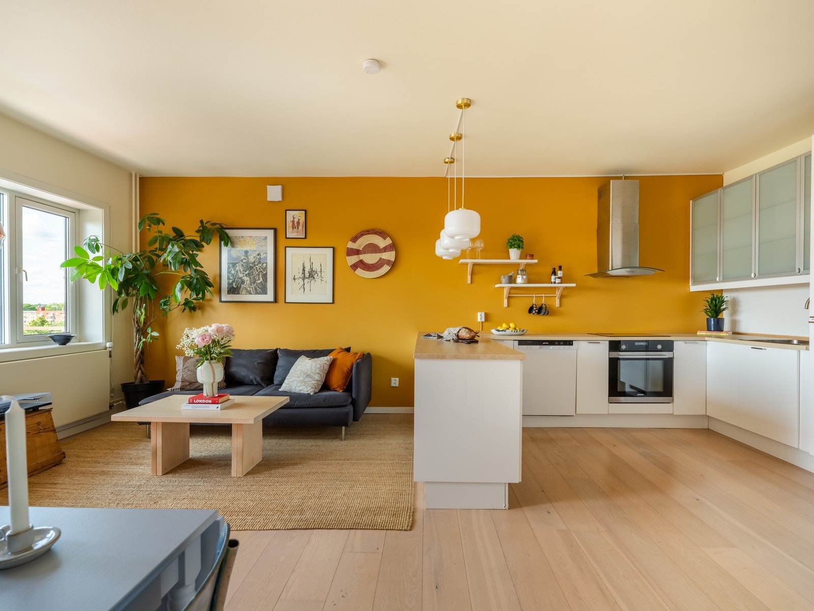 Denne leiligheten byr på lys, farger og mye mer - gled deg! Galleribilde