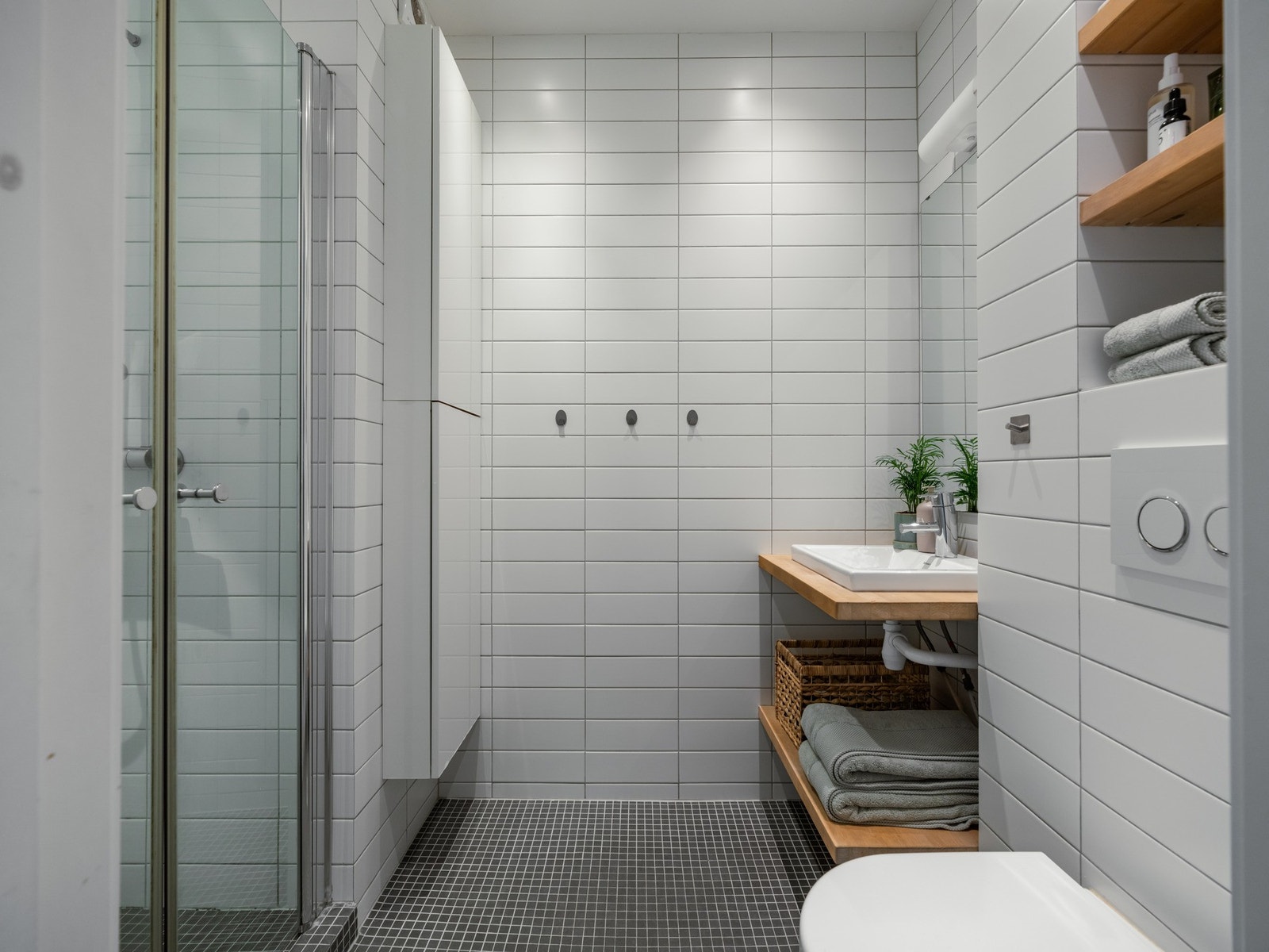 Fra entreen finner vi inngangen til leilighetens bad, som ble rehabilitert i 2011. Galleribilde