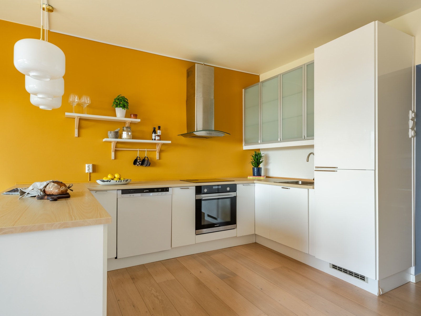 Kjøkkeninnredningen består av nedfelt oppvaskkum, frittstående oppvaskmaskin, integrert stekeovn, induksjonstopp og kjøleskap med frysedel. Galleribilde