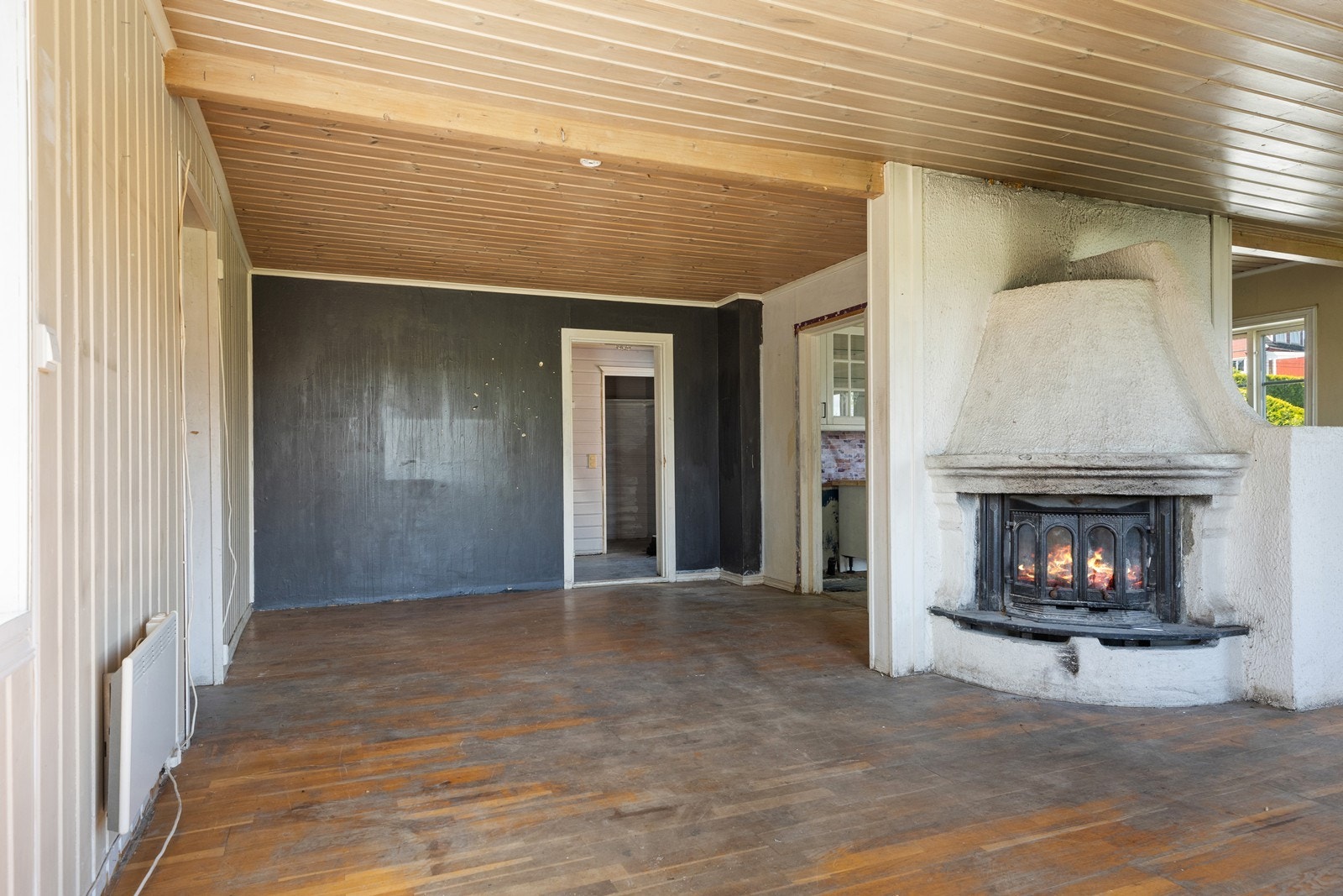 Peisen i stuen må beregnes skiftet, og det må monteres ildfast plate under/foran ildsted. Videre anbefales det kontroll av feier før pipen tas i bruk. Det må påregnes rehabilitering av pipe. Galleribilde