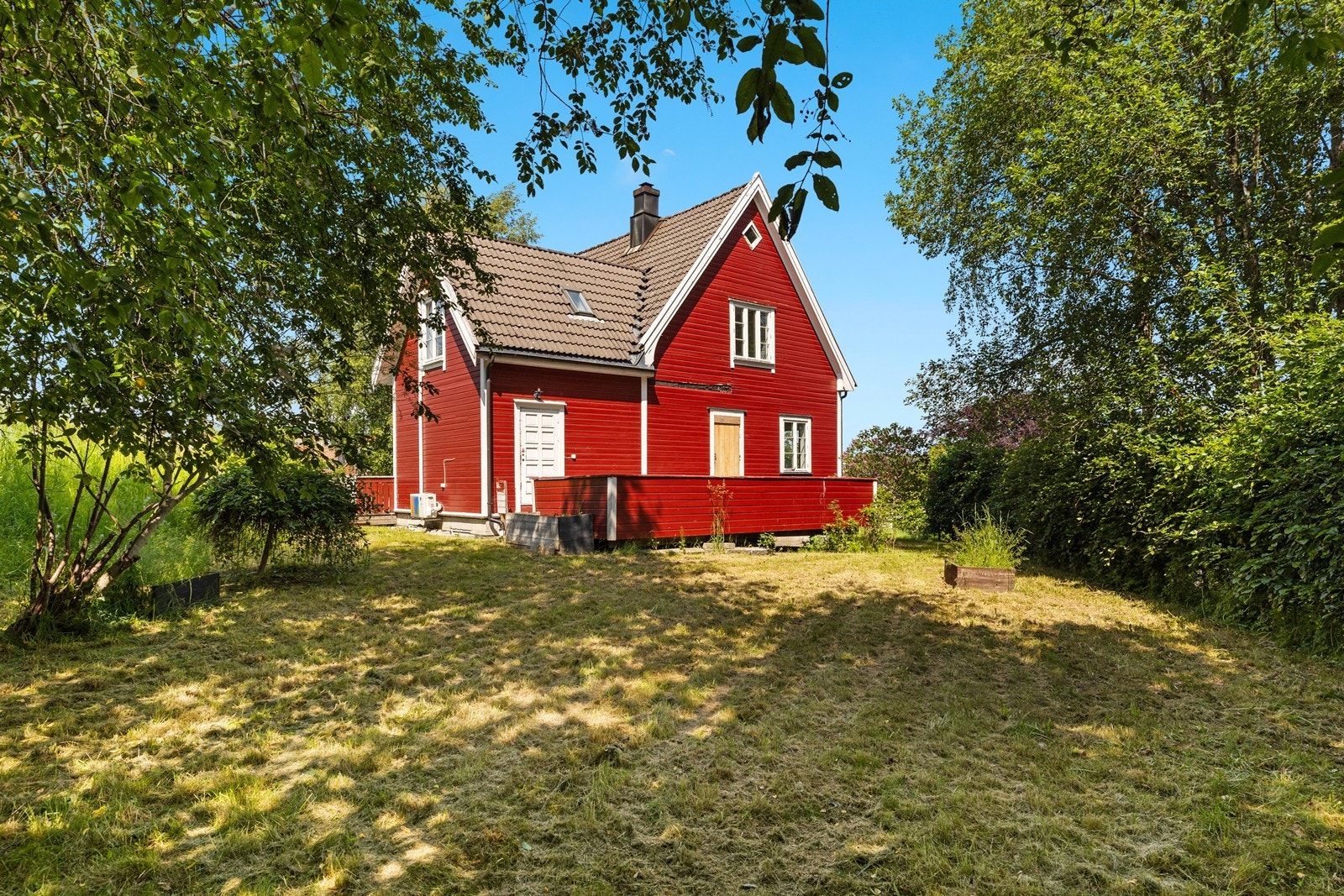 Usjenert hage på baksiden av huset Galleribilde