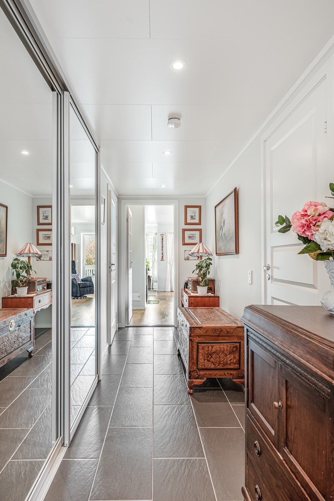 Flislagt gang med varmekabler. Entré og gang er til sammen ca. 9 m² med inngang til bod, bad, 2 soverom og stuen. Galleribilde